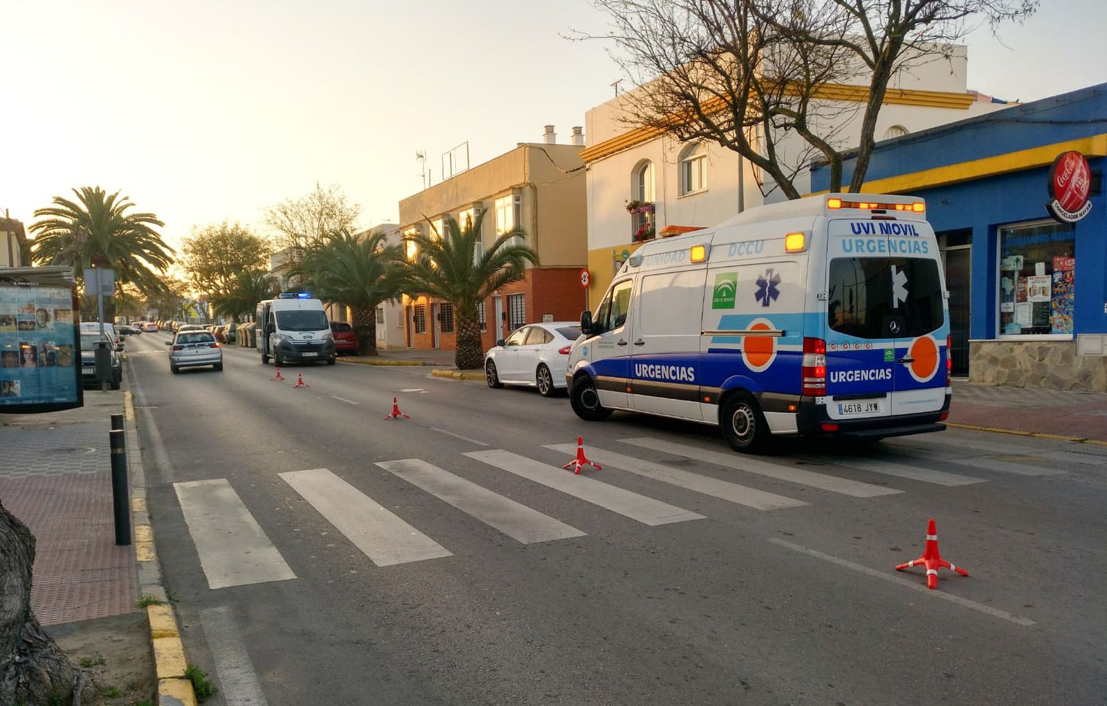 Una unidad de la UVI móvil acude al lugar de un accidente, en una imagen de archivo.