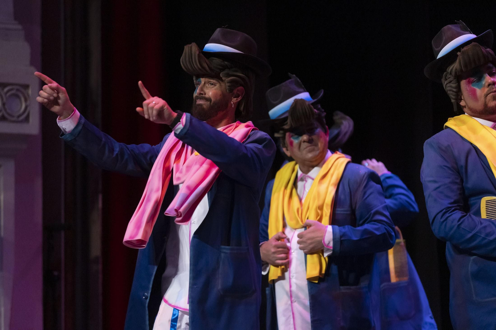 Imágenes de la actuación de la murga de Huelva 'Los derrotaos (Una comparsa reconvertía...)' en el Carnaval Colombino