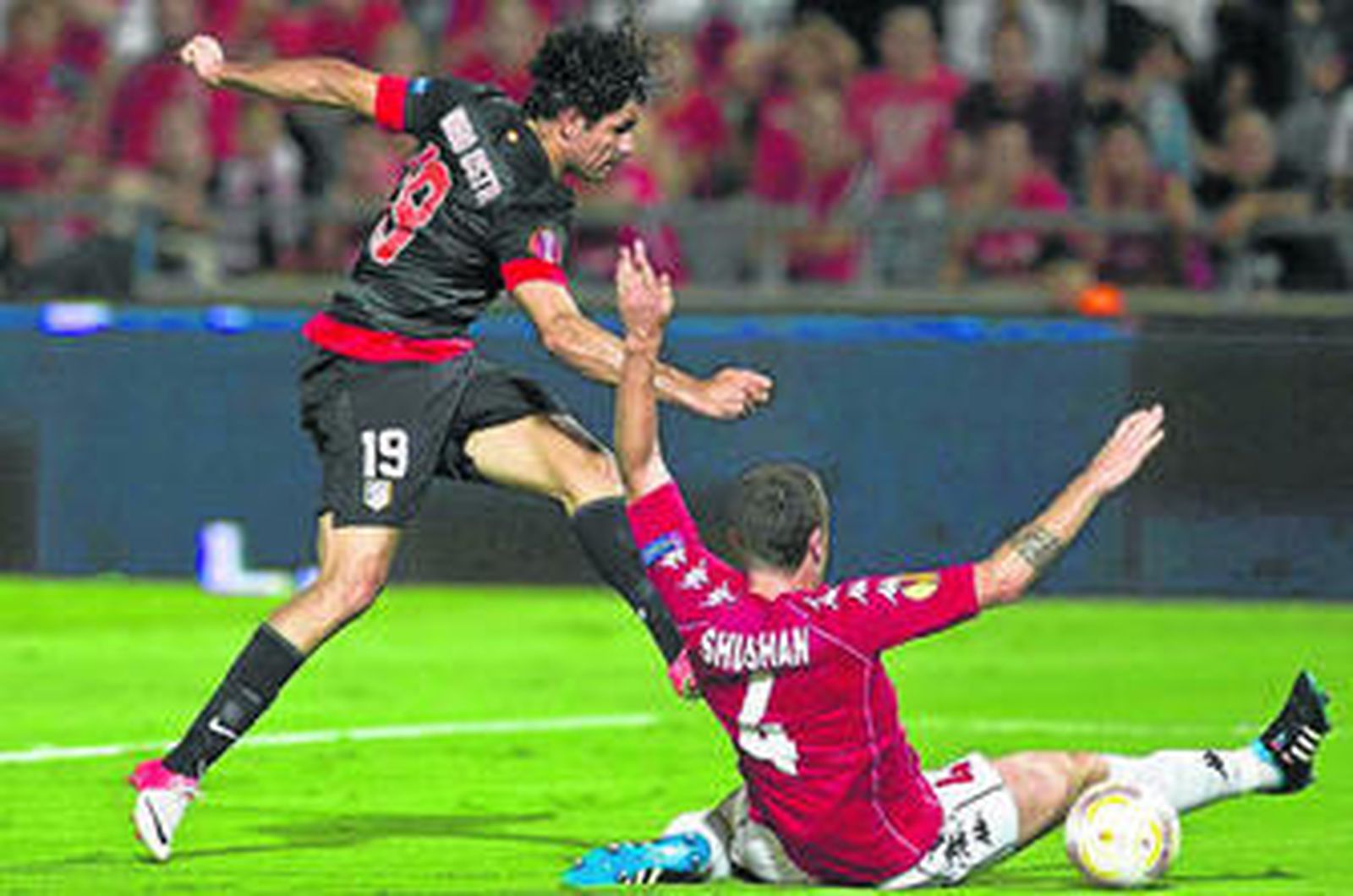 Shushan se tira al suelo intentando cortar un disparo de Diego Costa.