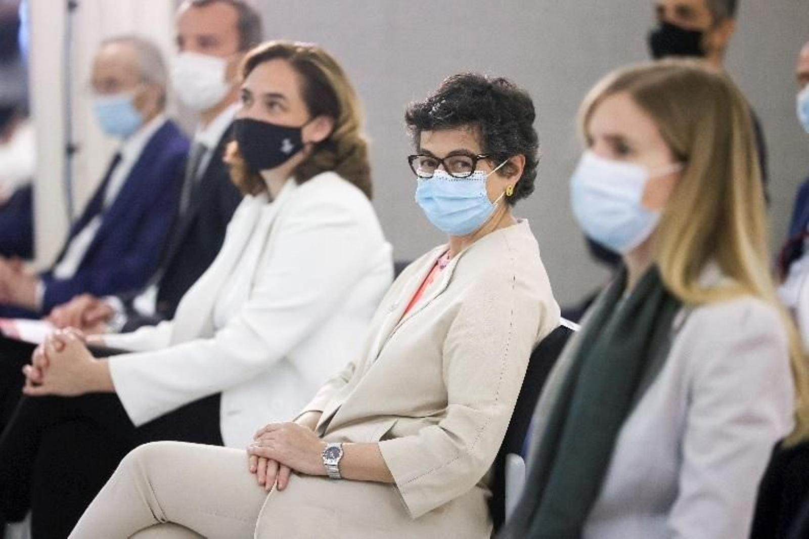 La ministra de Asuntos Exteriores, Arancha González Laya -en el centro de la foto-, hoy en Barcelona.