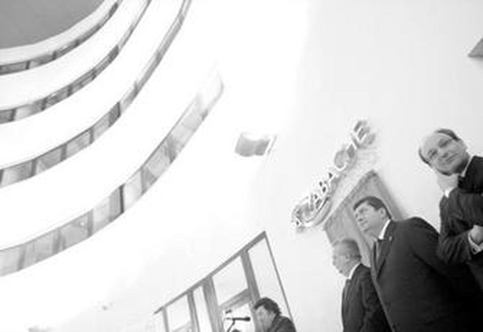 El presidente del grupo Azabache, Manuel Rodríguez, durante su intervención acompañado por Fernández, Rojas y Caruana.