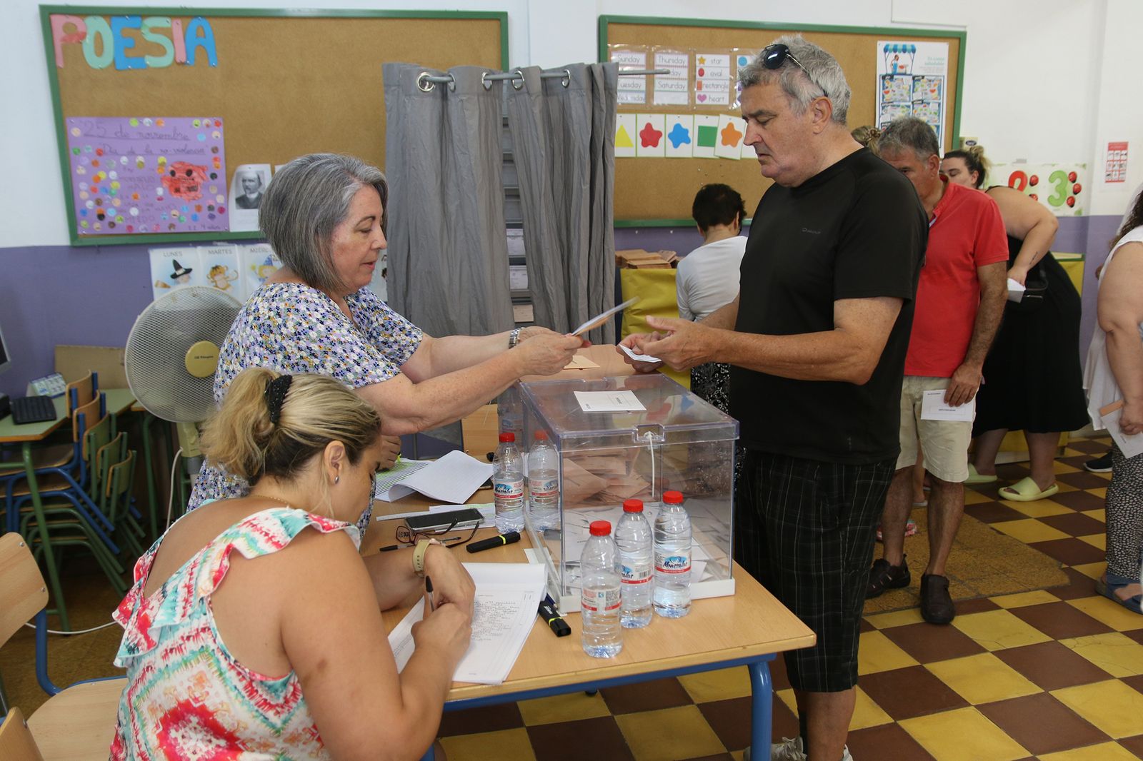 Almería hace cola para votar en las elecciones generales del 23J