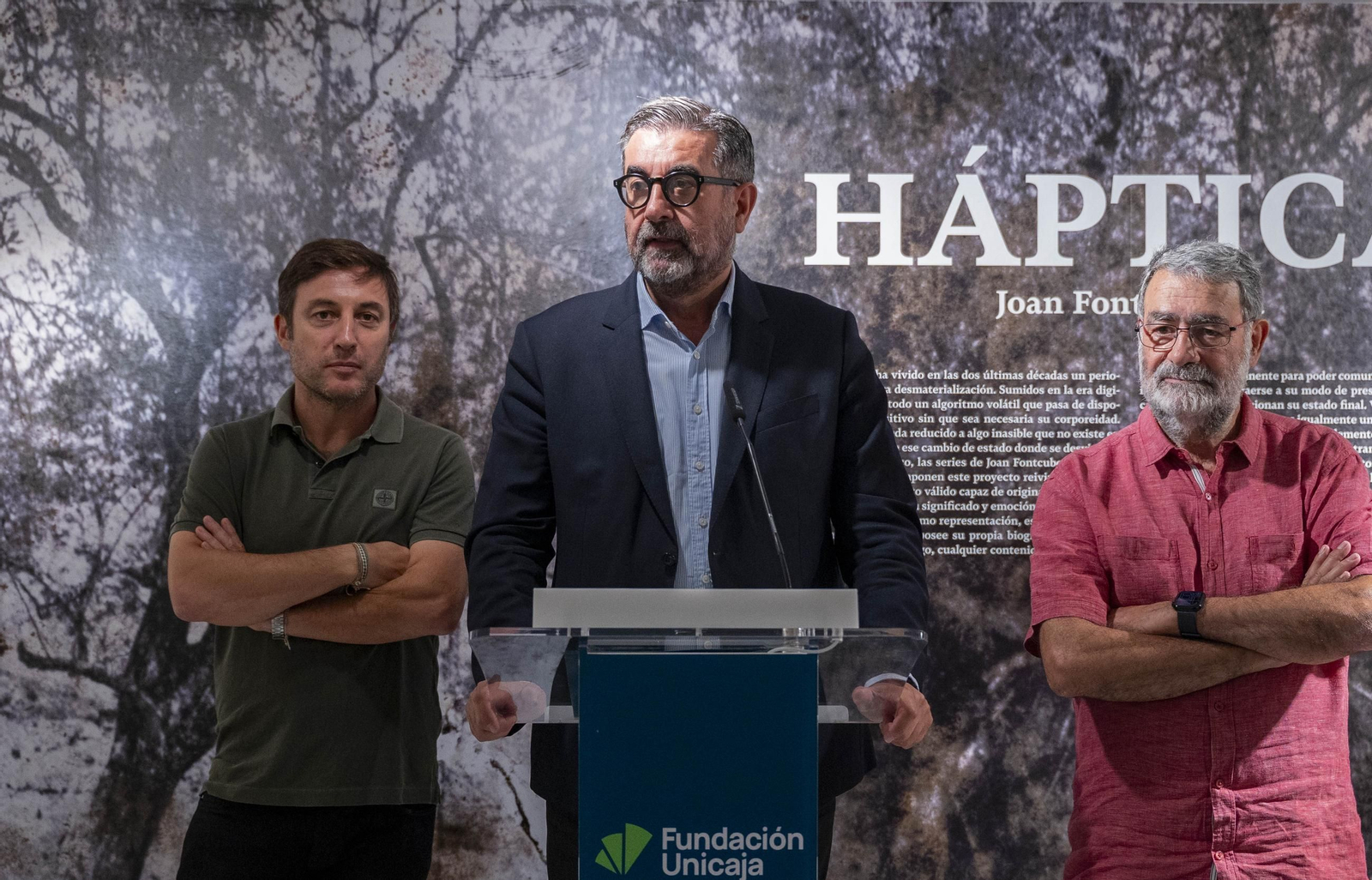 El comisario Sema D'Acosta y el artista Joan Fontcuberta presentan la exposición Háptica de la Fundación Unicaja