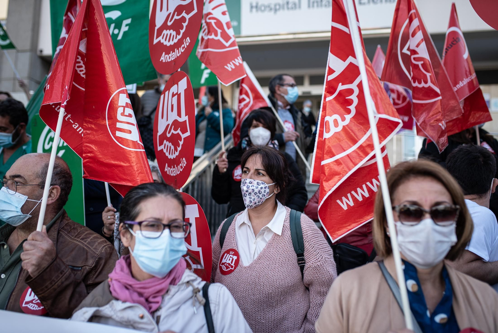 Imágenes  de la concentración sindical de sanitarios en el Infanta Elena
