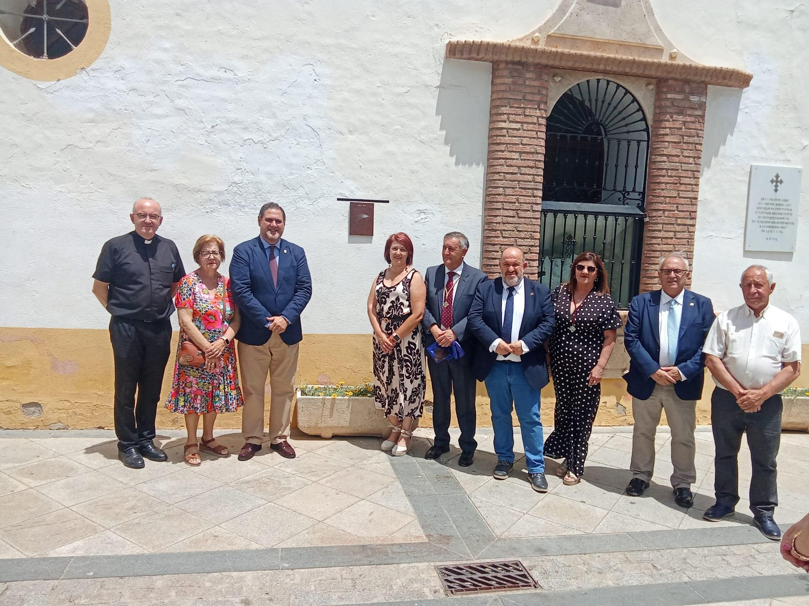 Autoridades junto a la placa ubicada en la fachada de la iglesia de Canjáyar.