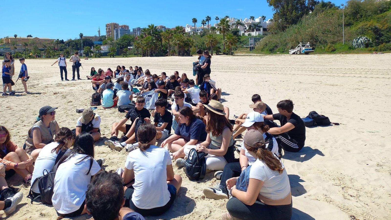 Desde la arena del Rinconcillo y con recursos modestos, un grupo de docentes y adolescentes ha producido un mensaje científico que ha resonado al otro lado del Atlántico.