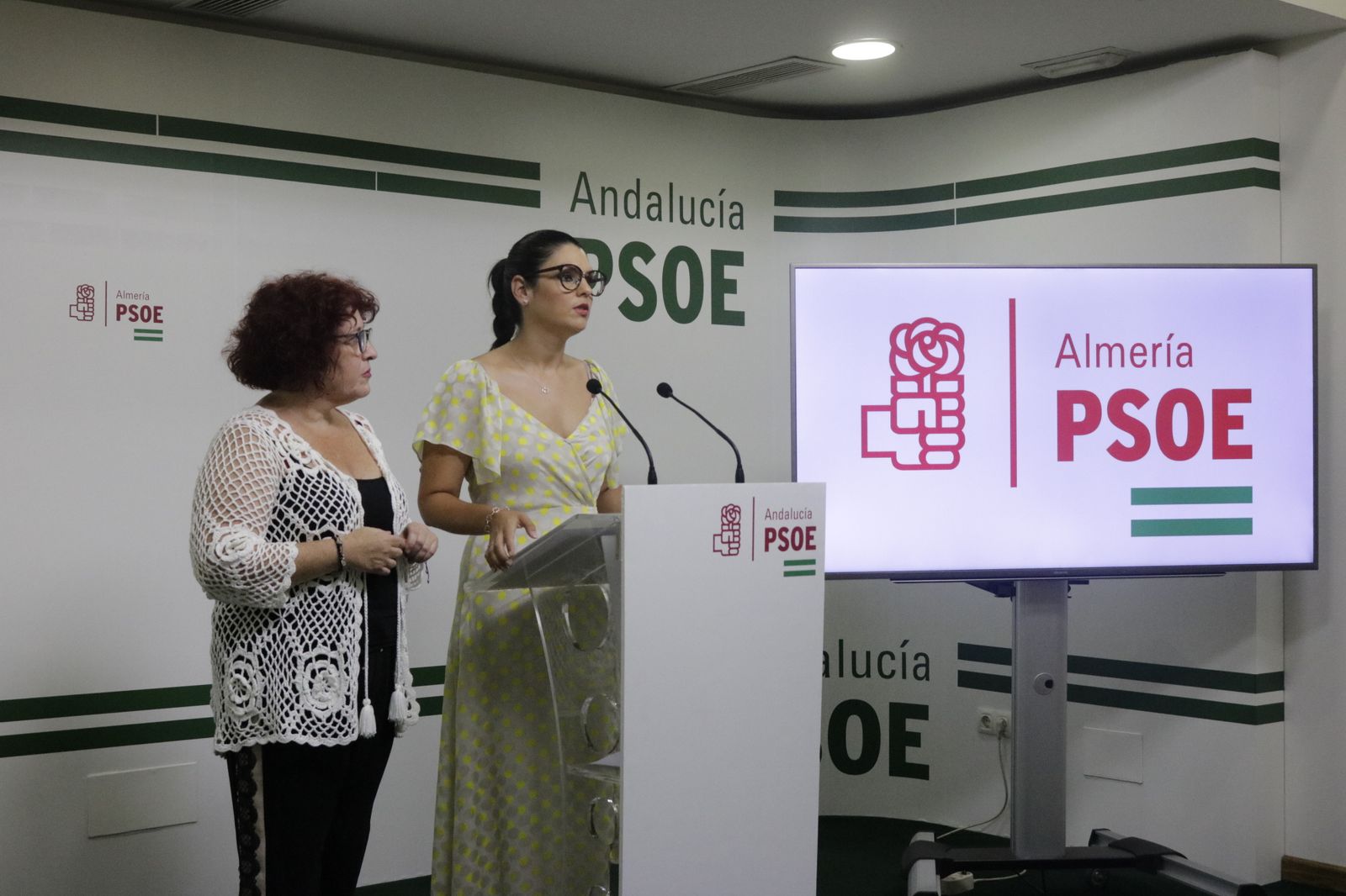 Aurelia Jiménez junto a Noemí Cruz durante la rueda de prensa en la sede provincial del PSOE Almería.