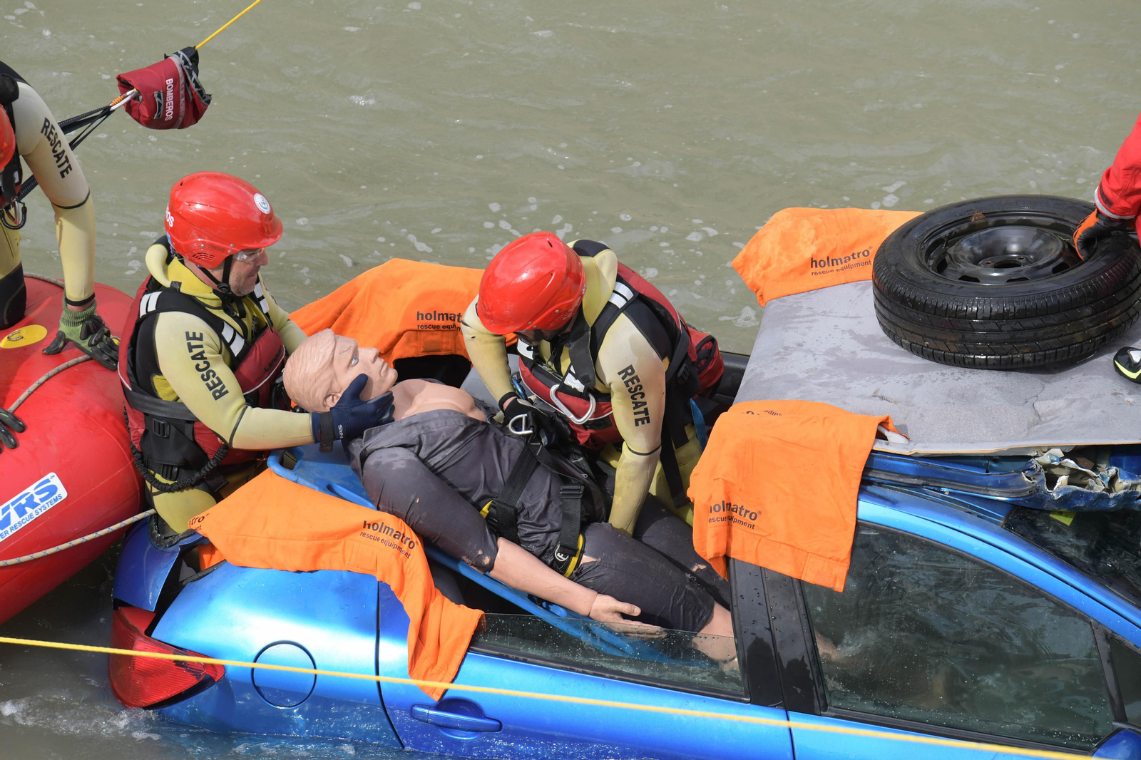 Fotos: Las mejores imágenes del simulacro de rescate de un coche accidentado en el río Genil de Granada
