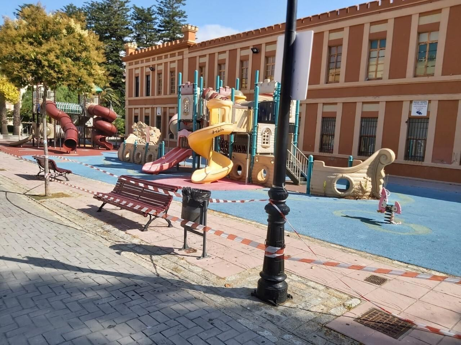 El parque infantil anexo al edificio del antiguo Ayuntamiento, precintado