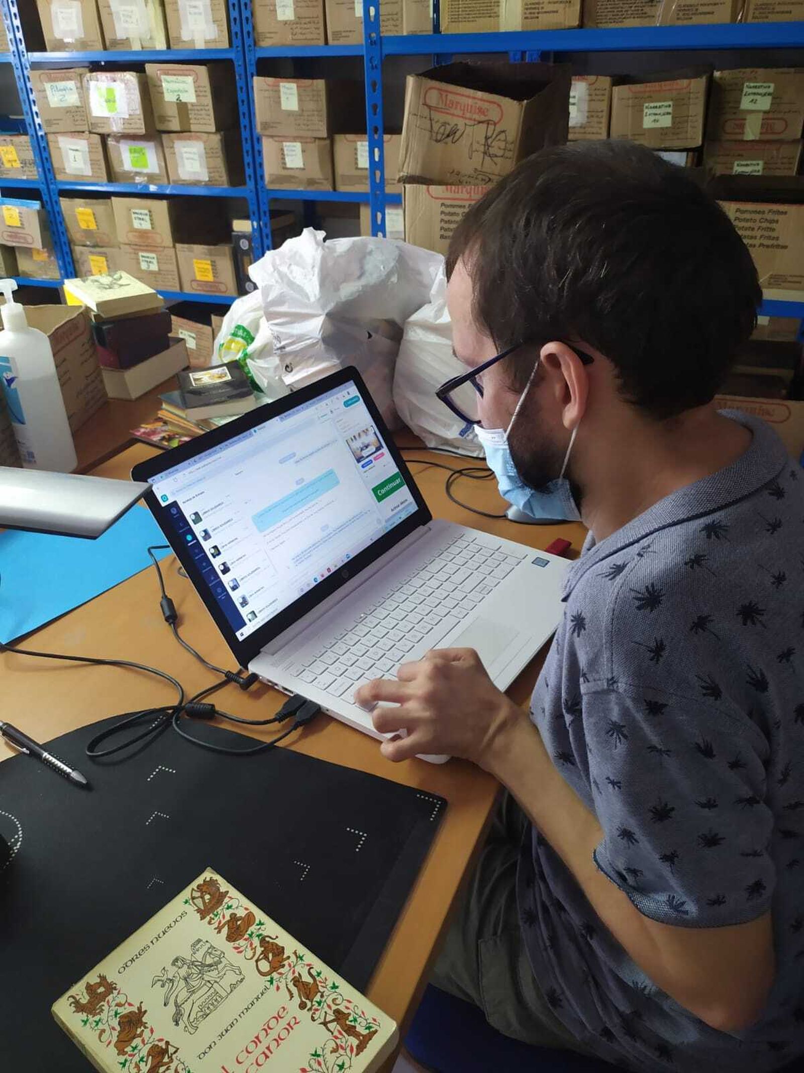 Un voluntario de Apropadis 2.0 trabajando en la catalogación de los libros.