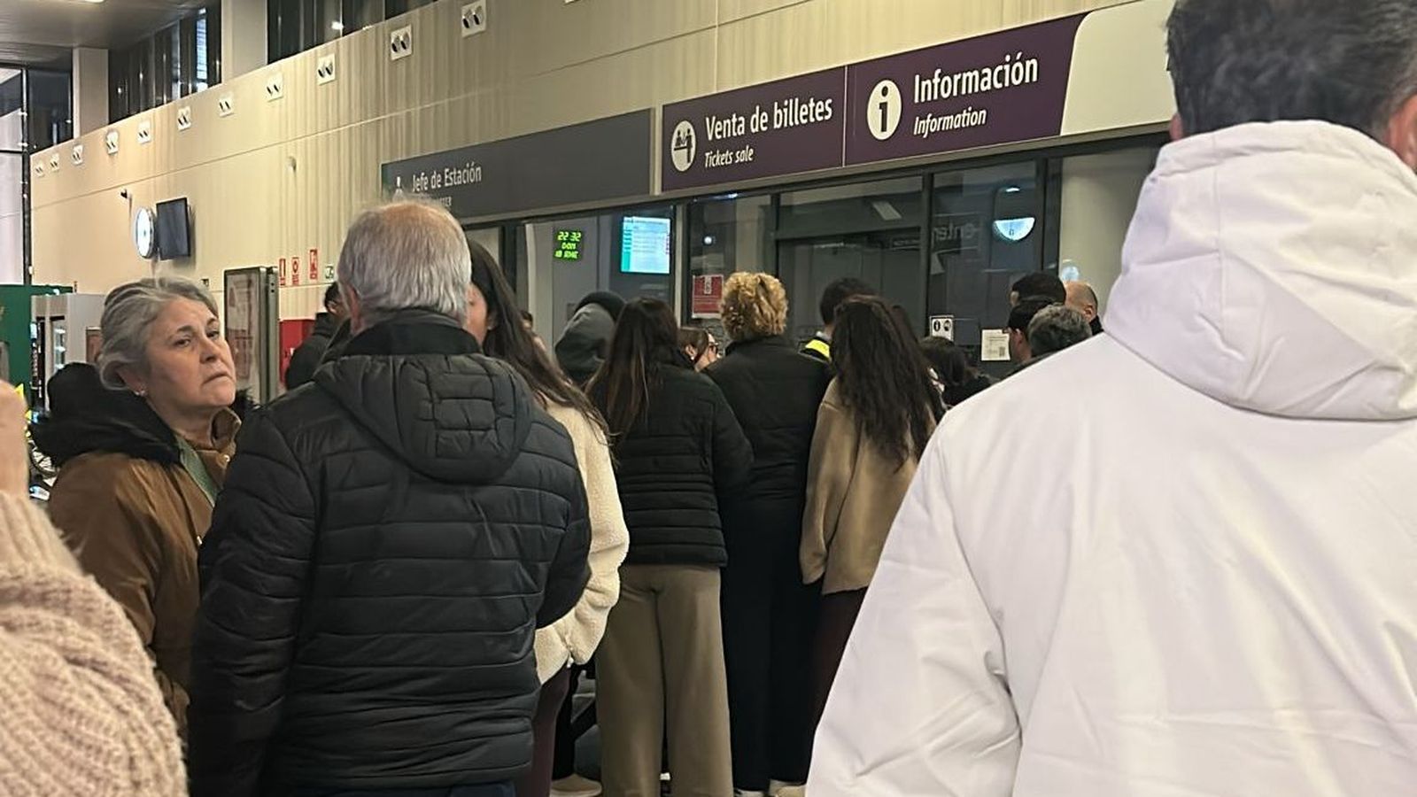 Familiares de los pasajeros afectados llenos de incertidumbre en la estación de tren.