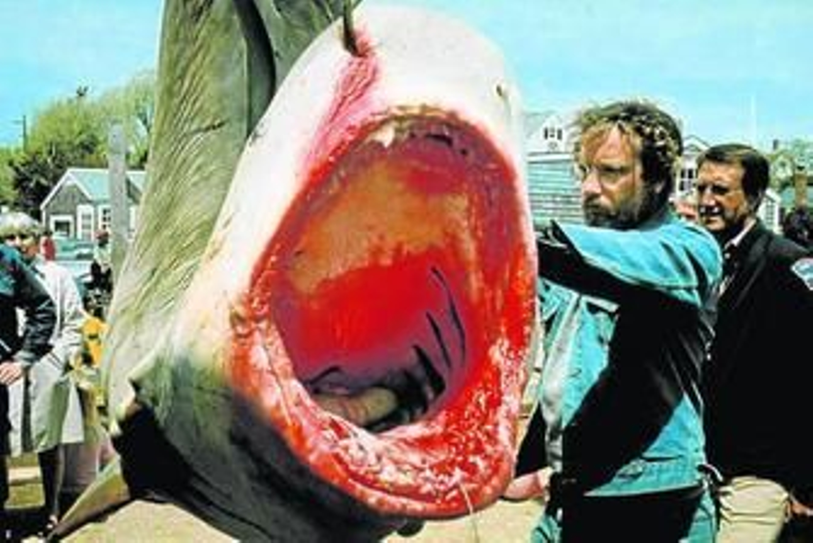 Richard Dreyfuss y Roy Scheider, con uno de los tiburones del filme.
