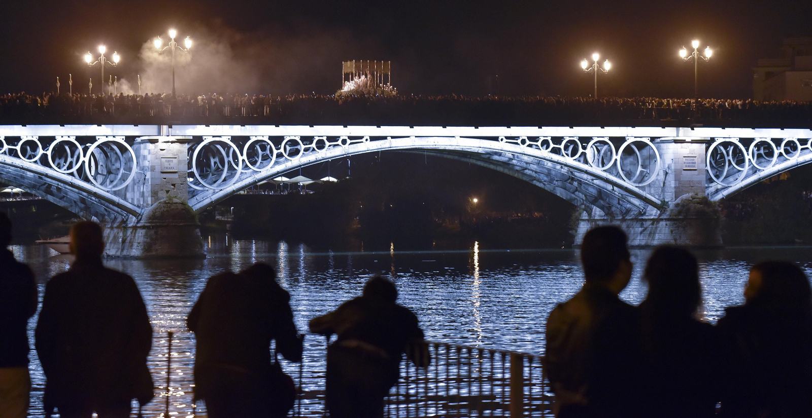 El regreso de la Esperanza de Triana, en imágenes