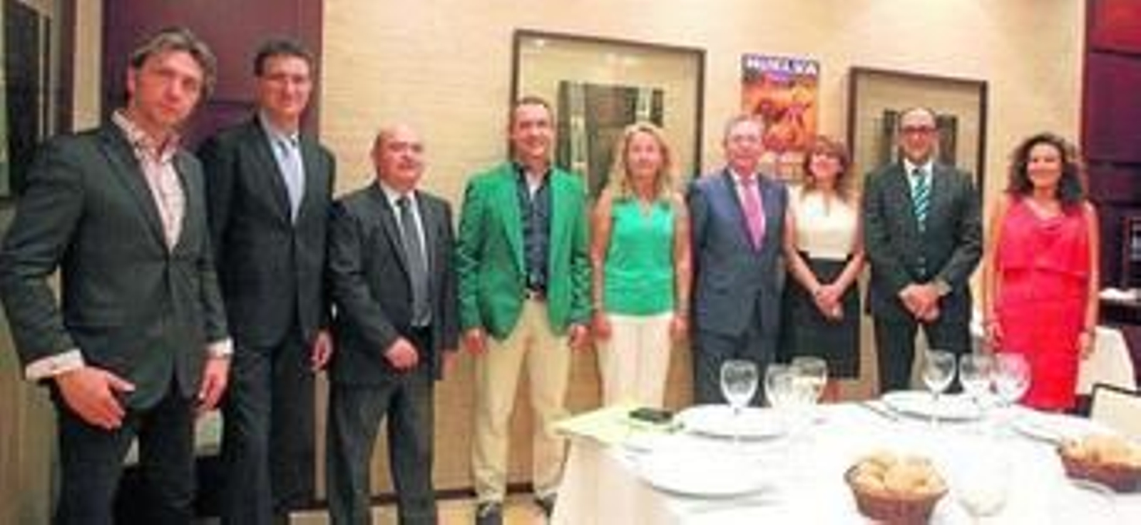 Miembros del jurado junto al director de 'Huelva Información', la directora comercial del periódico y el director y subdirector del Centro Comercial Hipercor, antes de la deliberación.