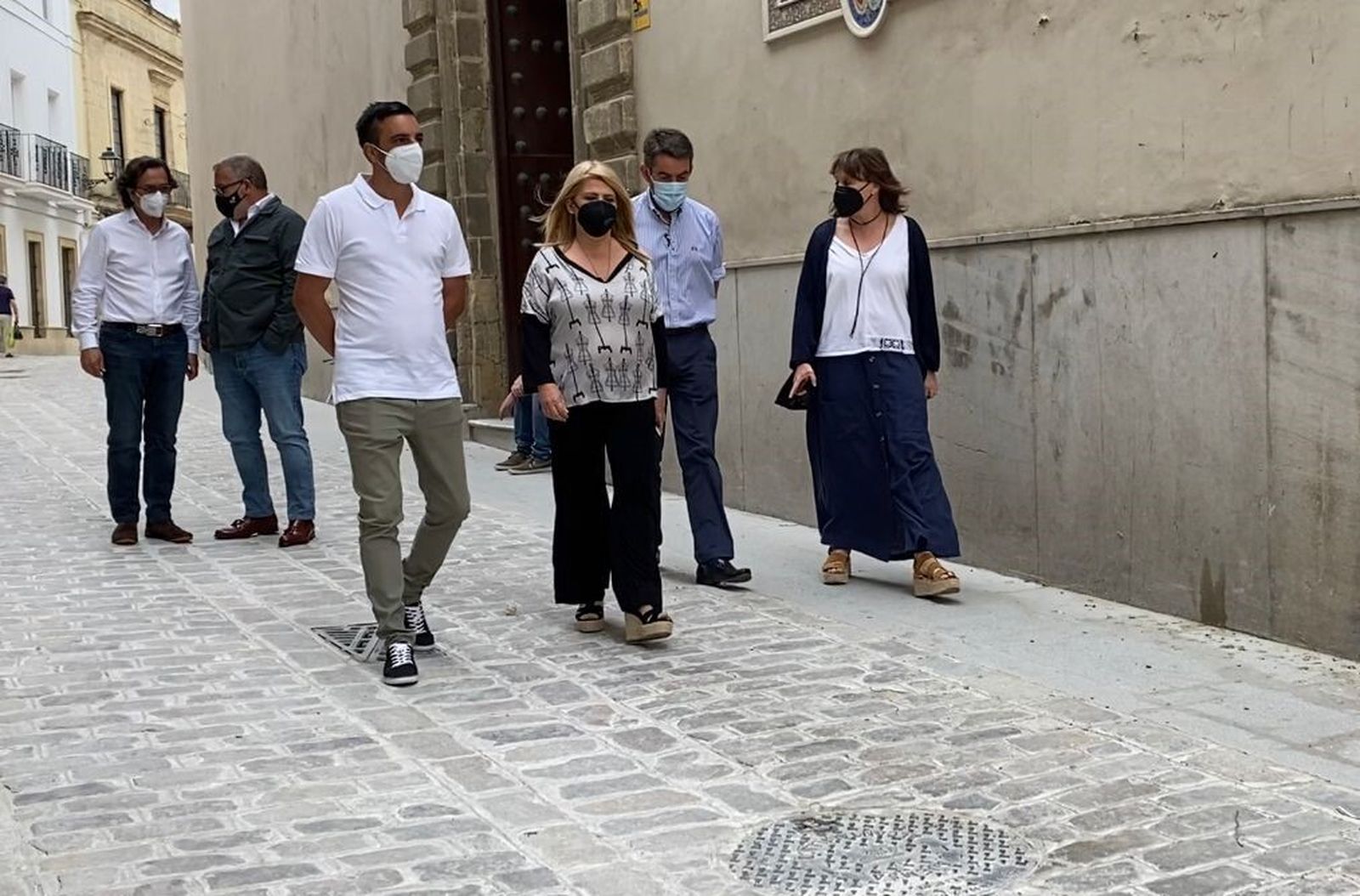 Un  momento de la visita de la alcaldesa a El Carmen.
