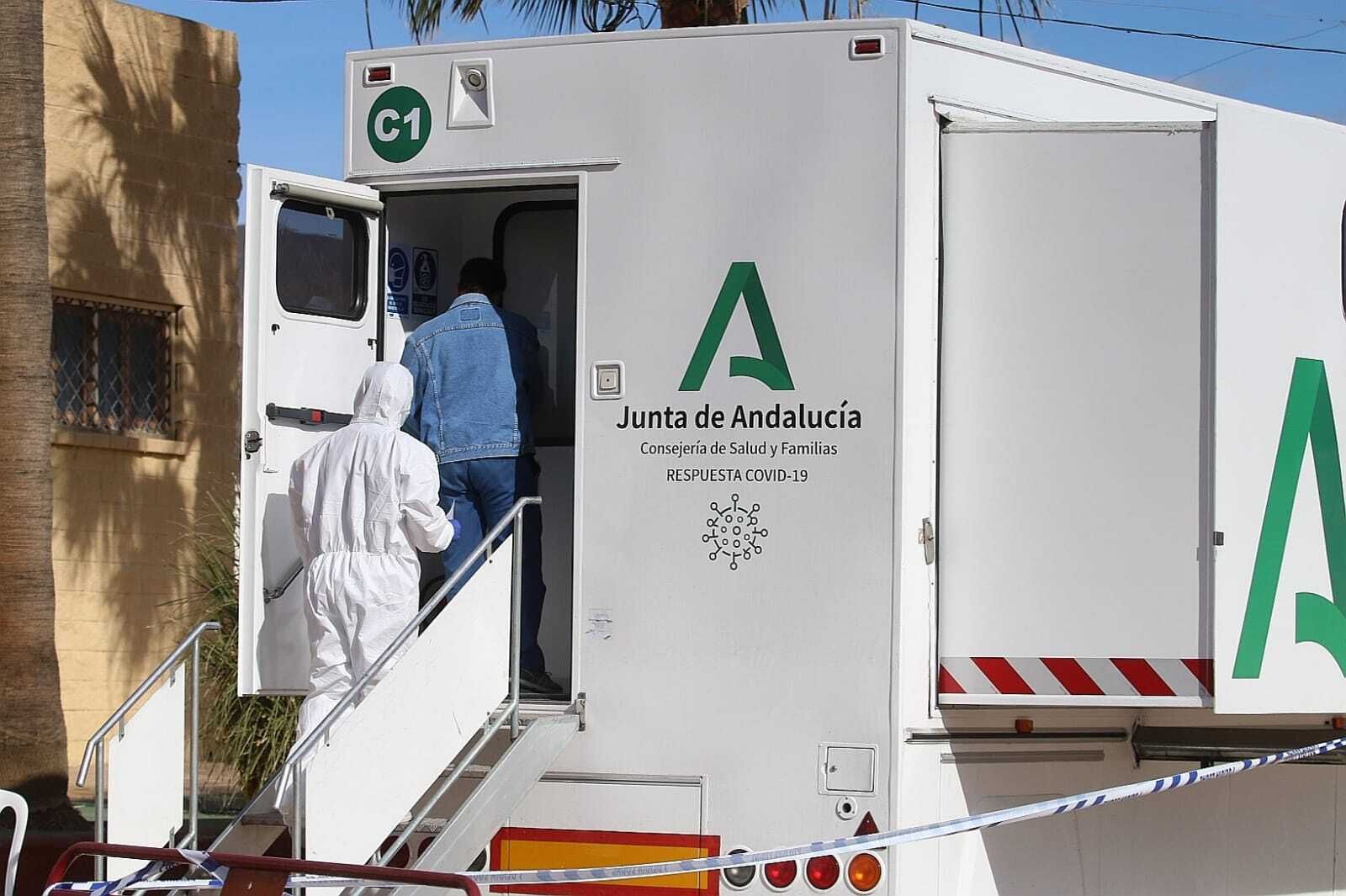 Uno de los vecinos de Cuevas entra a la Unidad Móvil en el cribado poblacional de esta mañana