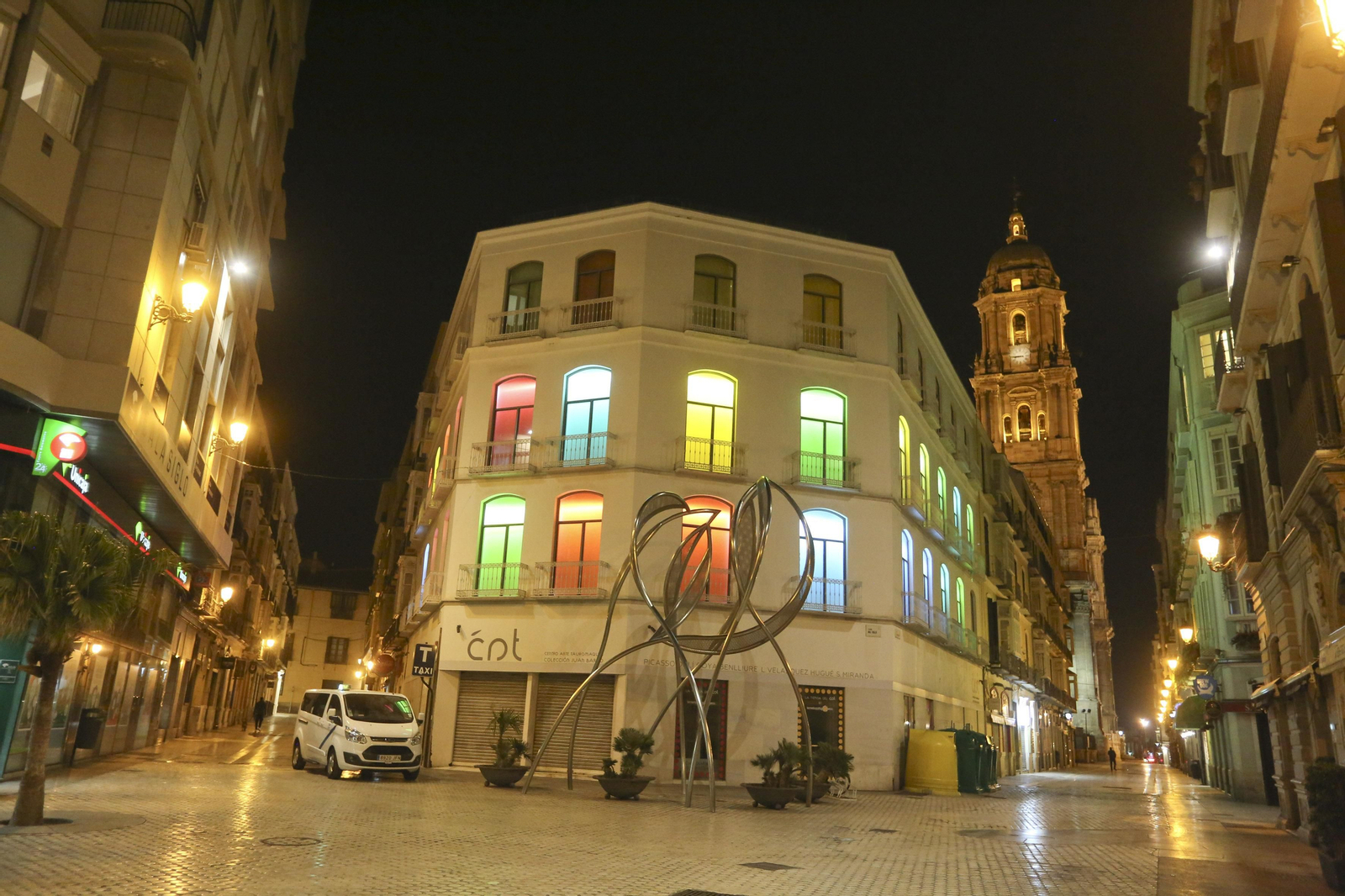 El coronavirus dibuja una noche desierta en el centro de Málaga, en fotos