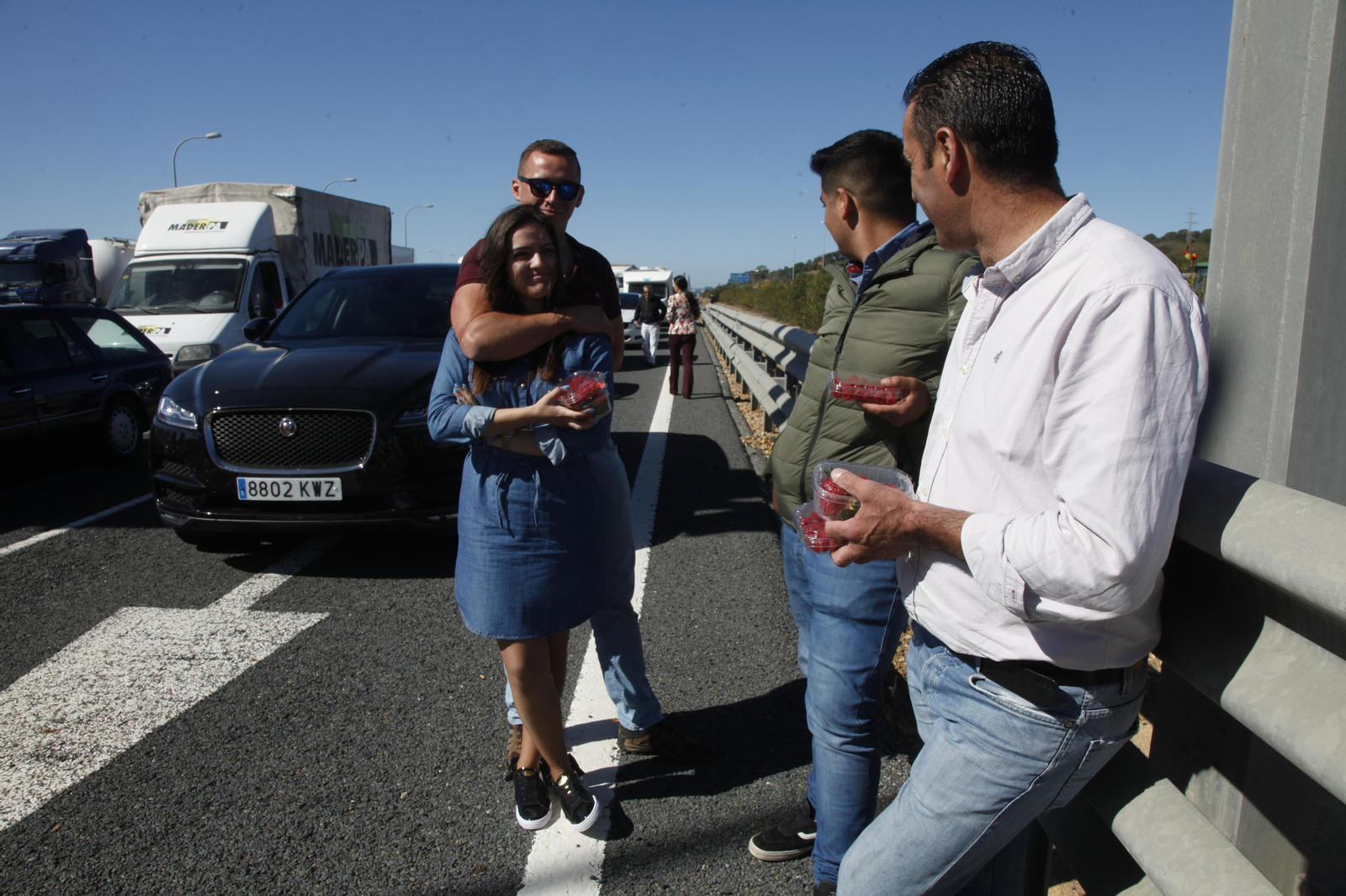 Imágenes de la manifestación de agricultores en el Puente Internacional del Guadiana