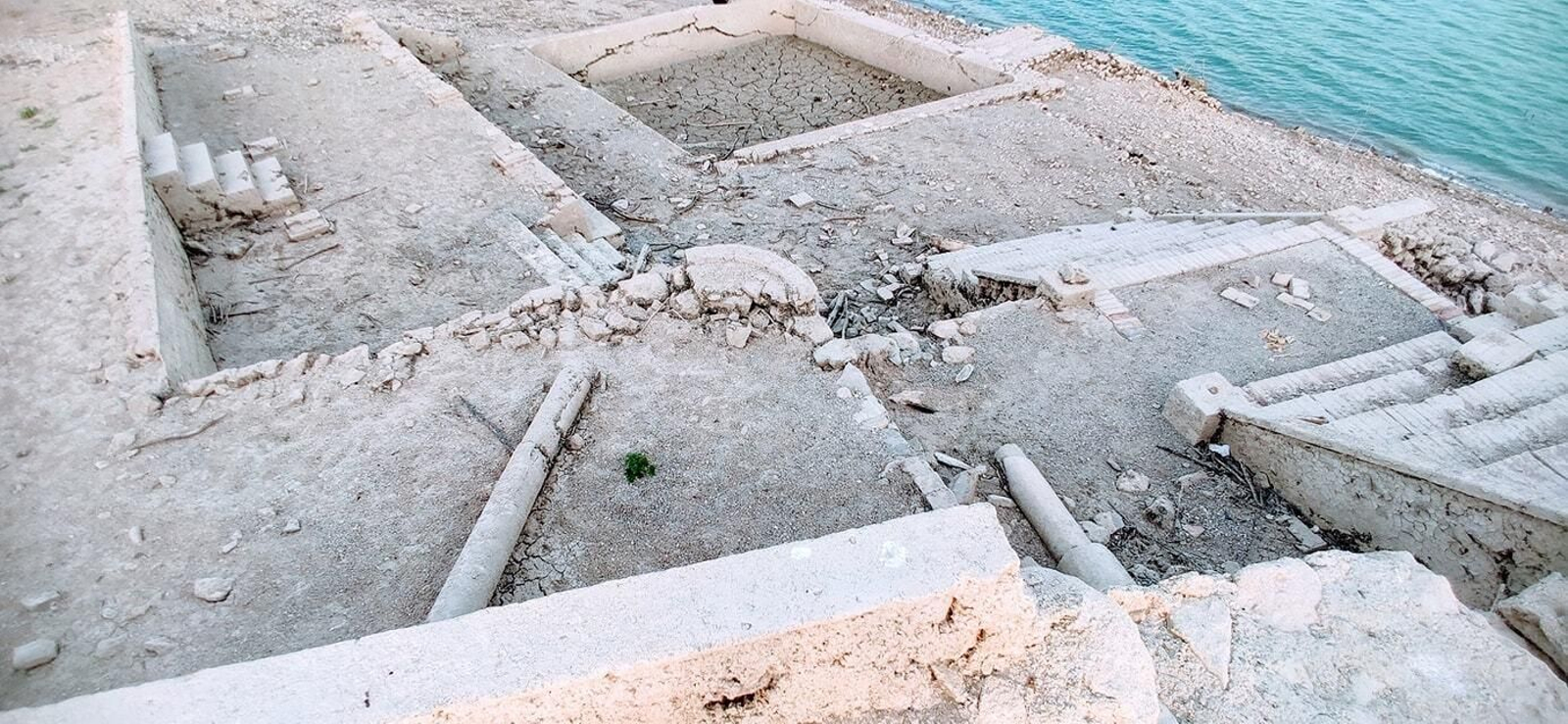 Un recorrido en fotografías por las ruinas que afloran en el pantano de Iznájar