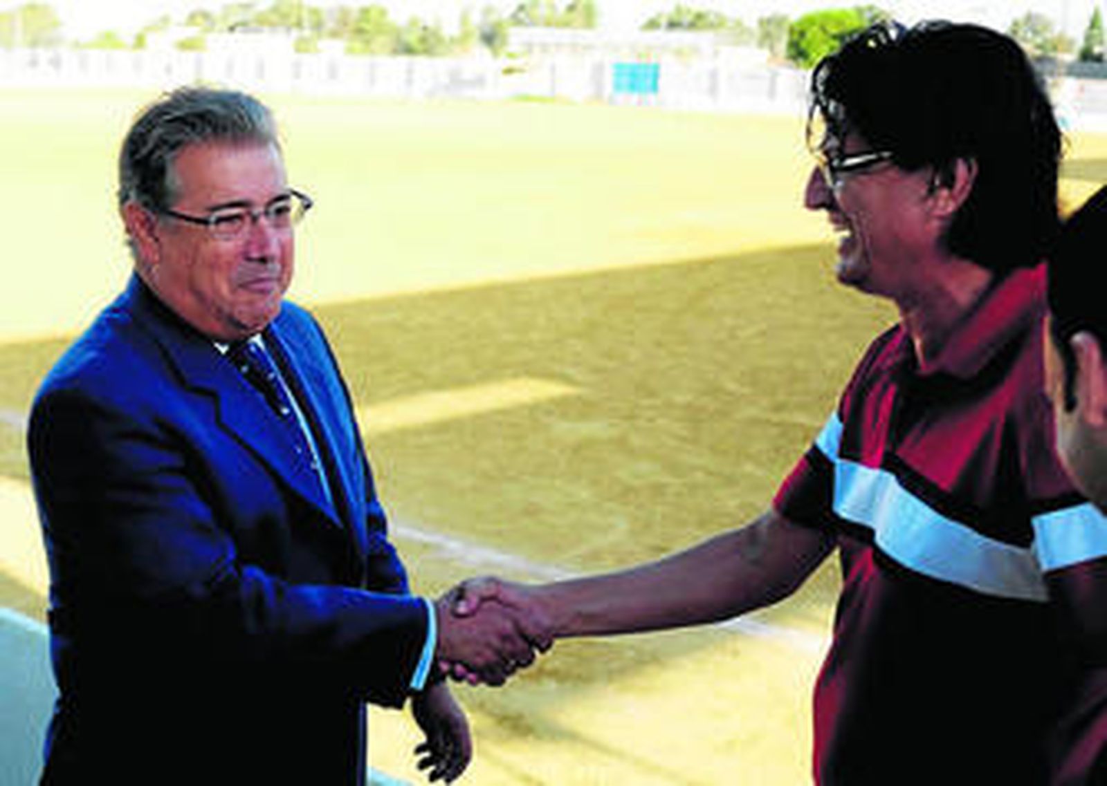 El alcalde en el campo de la Unión Deportiva Bellavista.