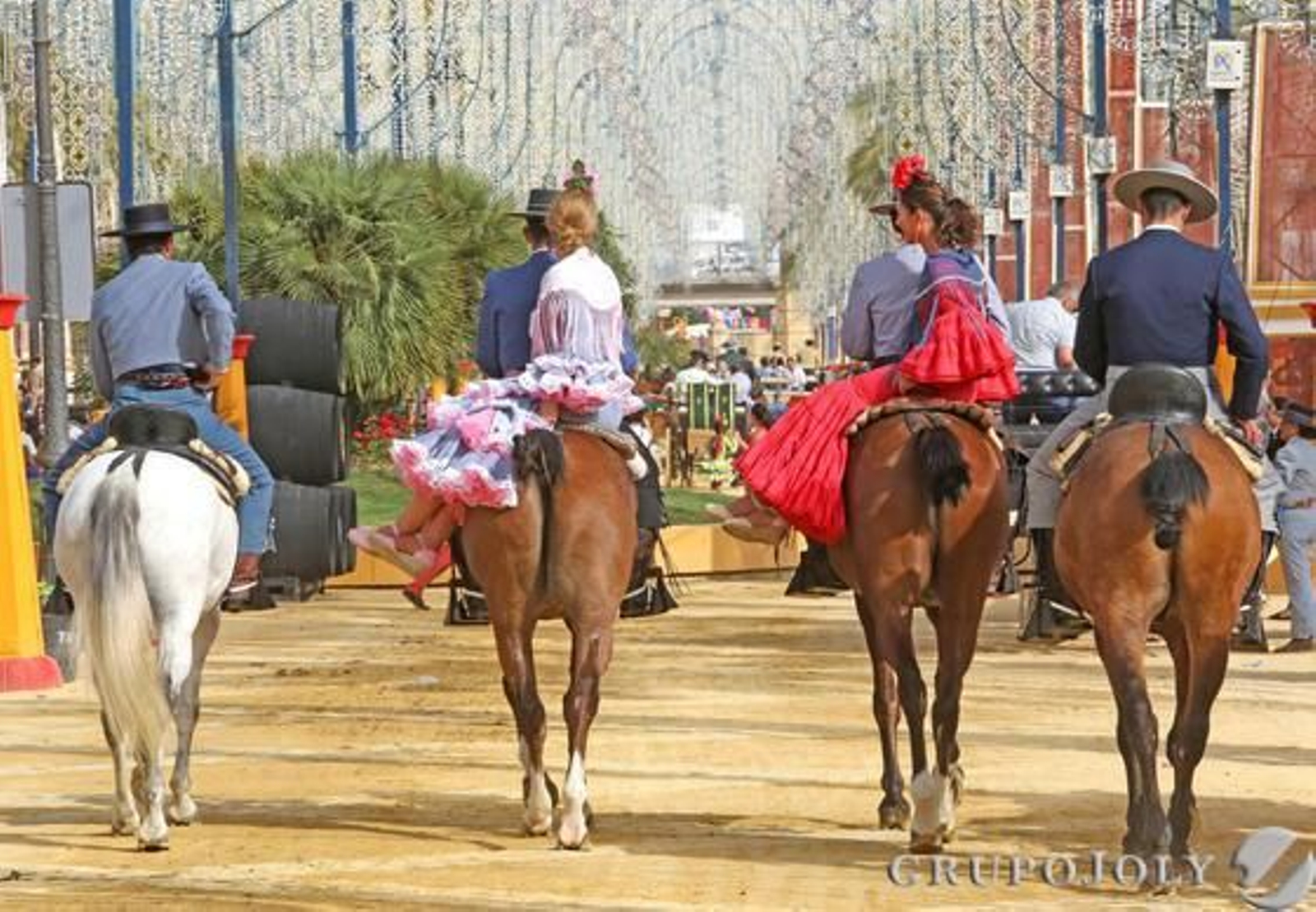 Dos flamencas a caballo en un cálido paseo por el González Hontoria. 

Foto: Pascual