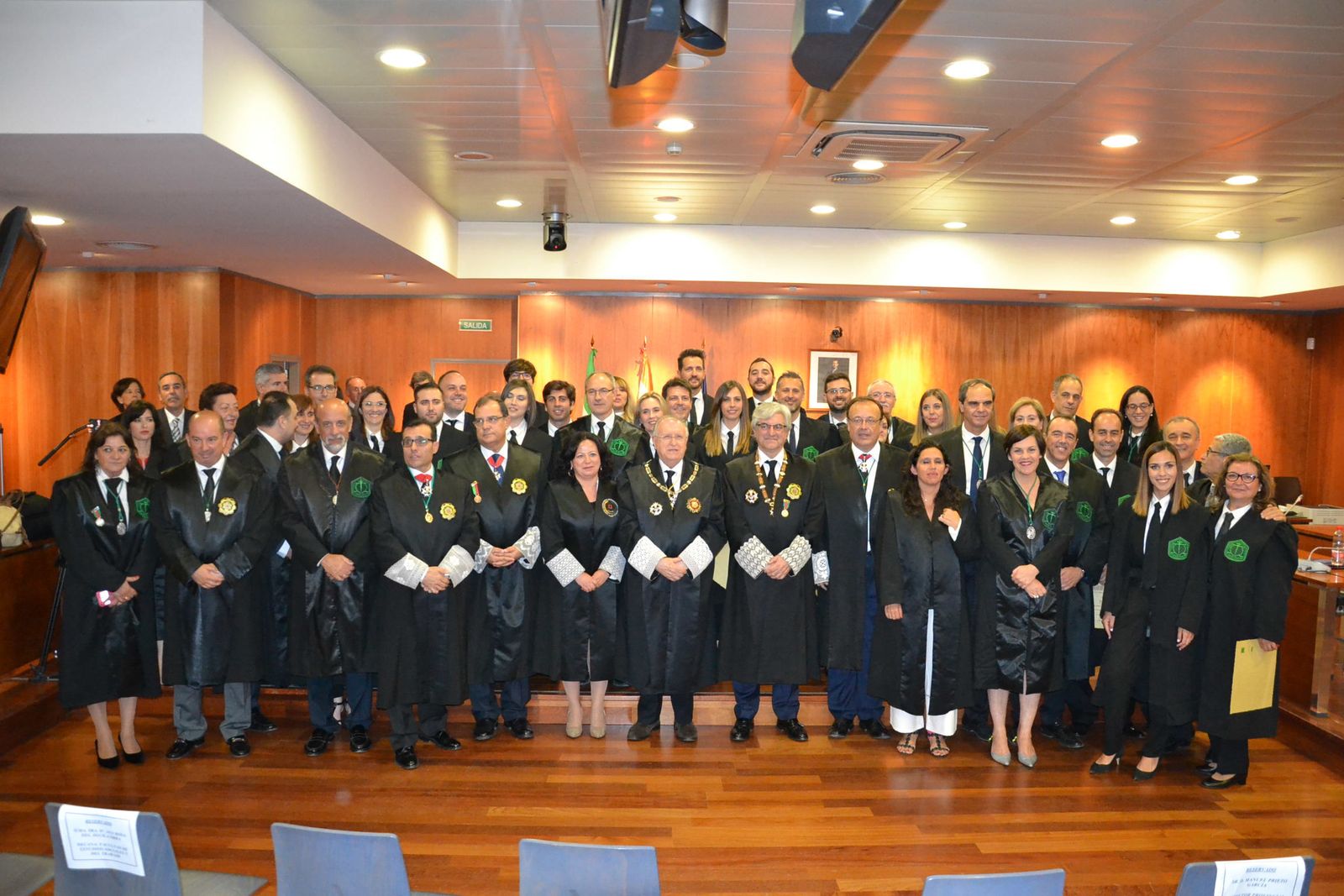 Miembros de la judicatura junto a los nuevos colegiados que han jurado o prometido la profesión de Graduado Social.