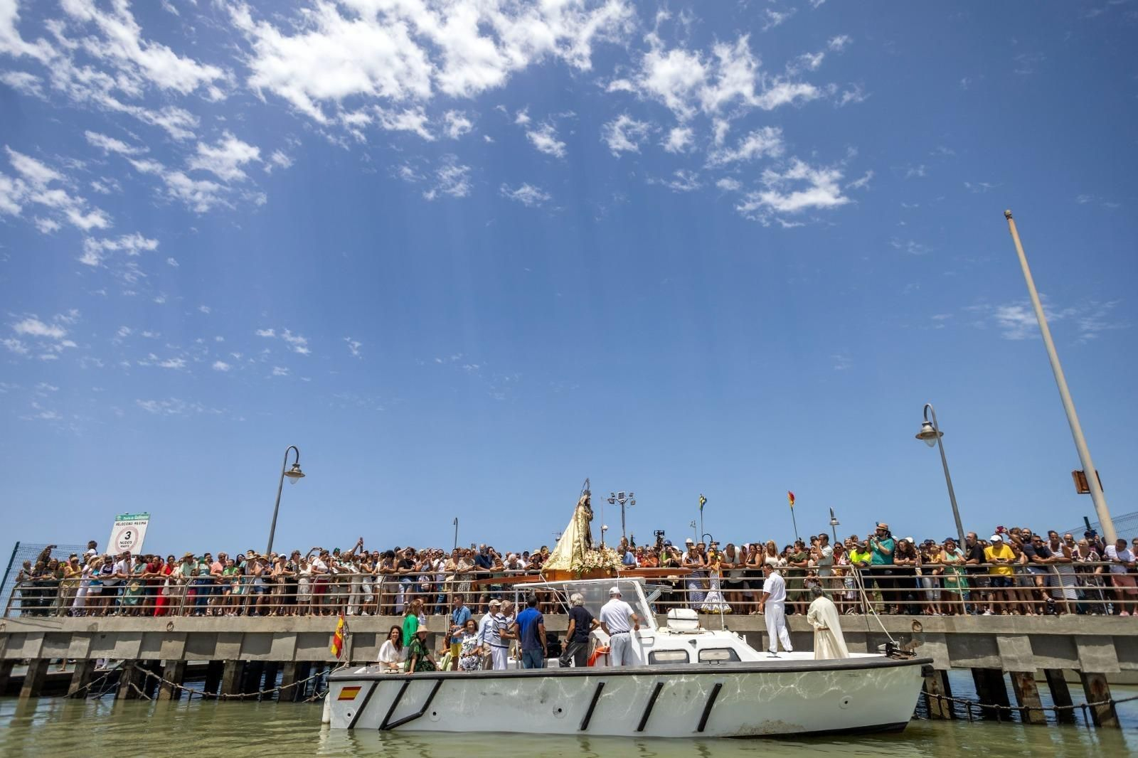 Las imágenes de la procesión marítima de la Virgen del Carmen de Gallineras en San Fernando