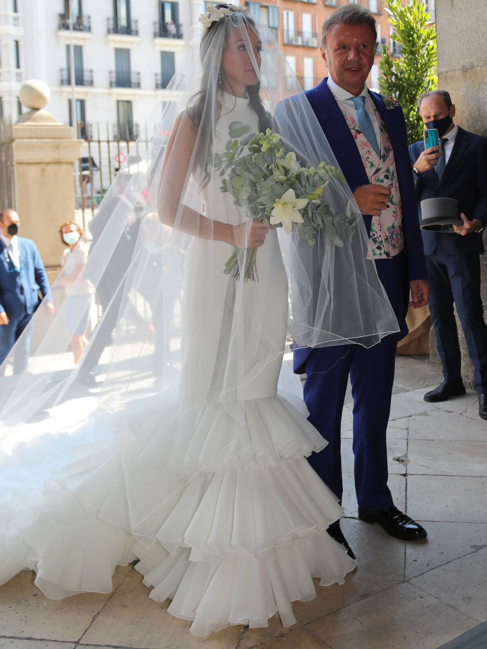 Rocío Gil, del brazo su padre a su llegada al templo.