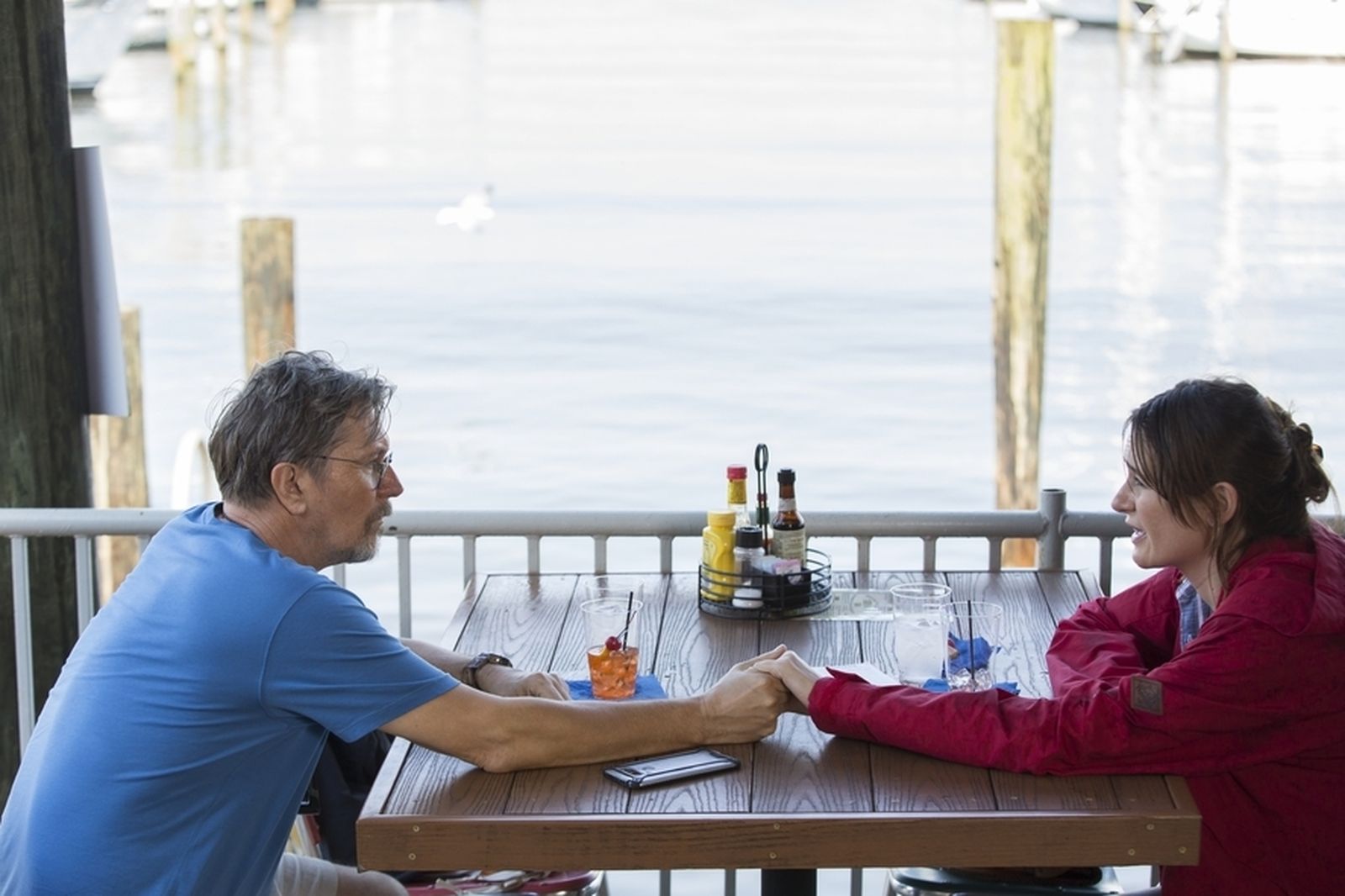 Gary Oldman y Emily Mortimer, en 'La posesión de Mary'.