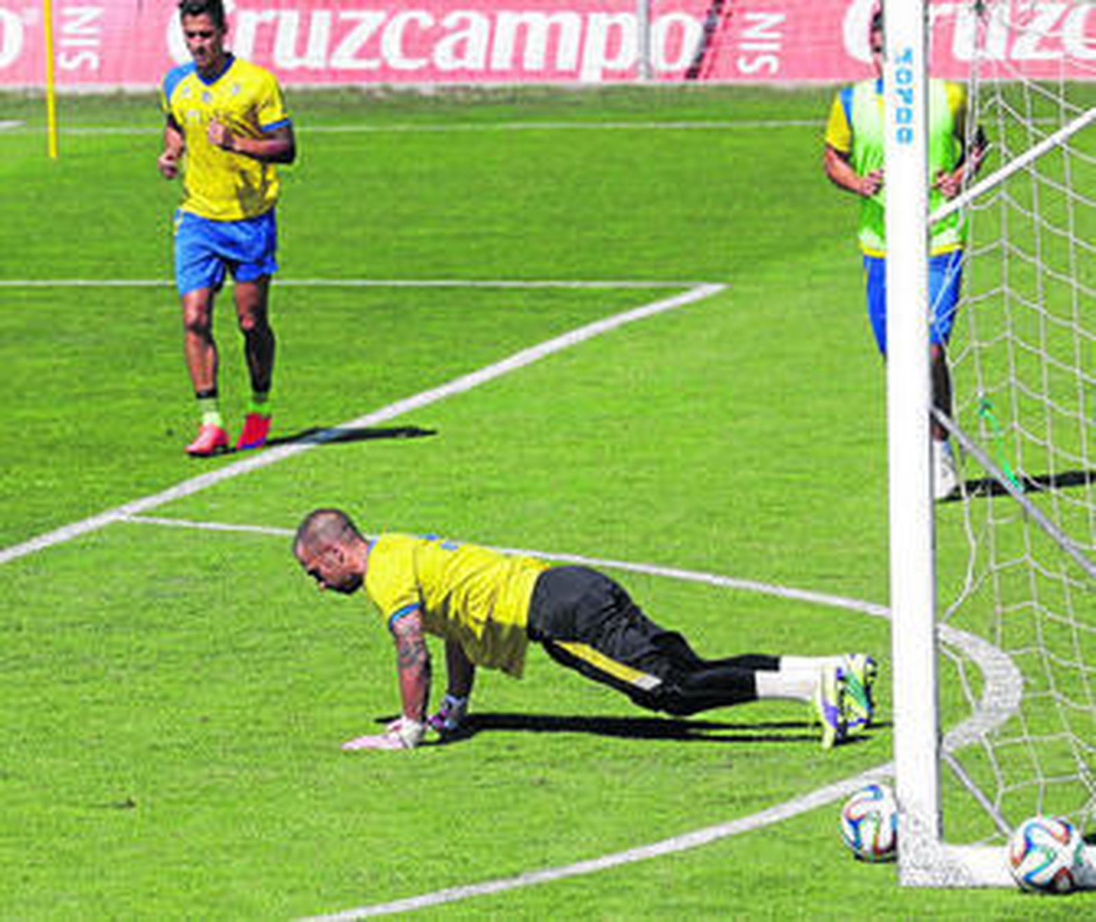 Aulestia hace flexiones junto a una portería durante una sesión de trabajo.
