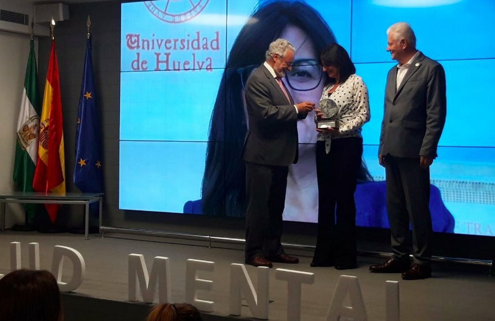 La rectora de la Universidad de Huelva, María Antonia Peña, recibe la medalla.