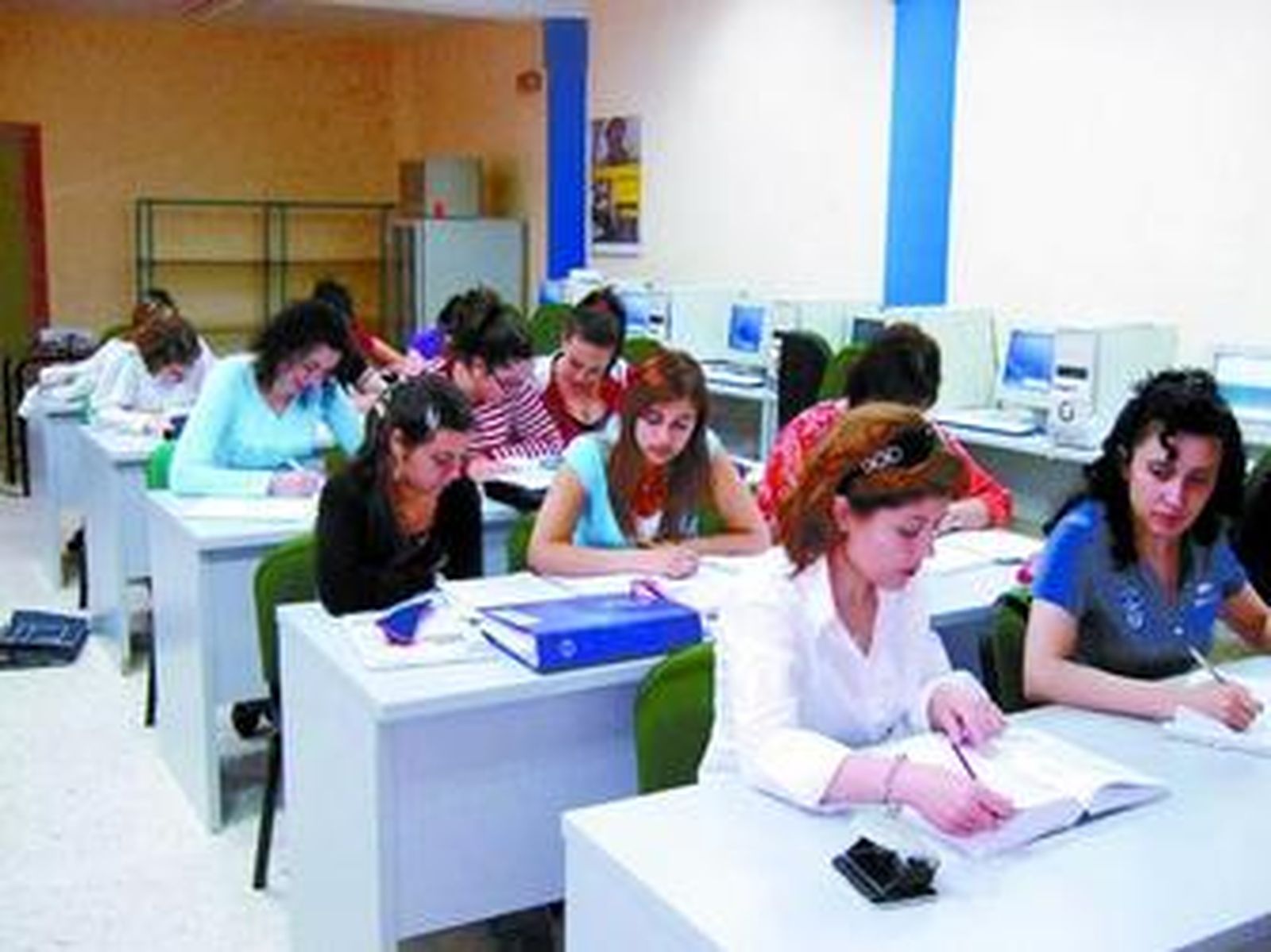 Una clase de informática en El Soto de Chauchina con un alumnado exclusivamente femenino.