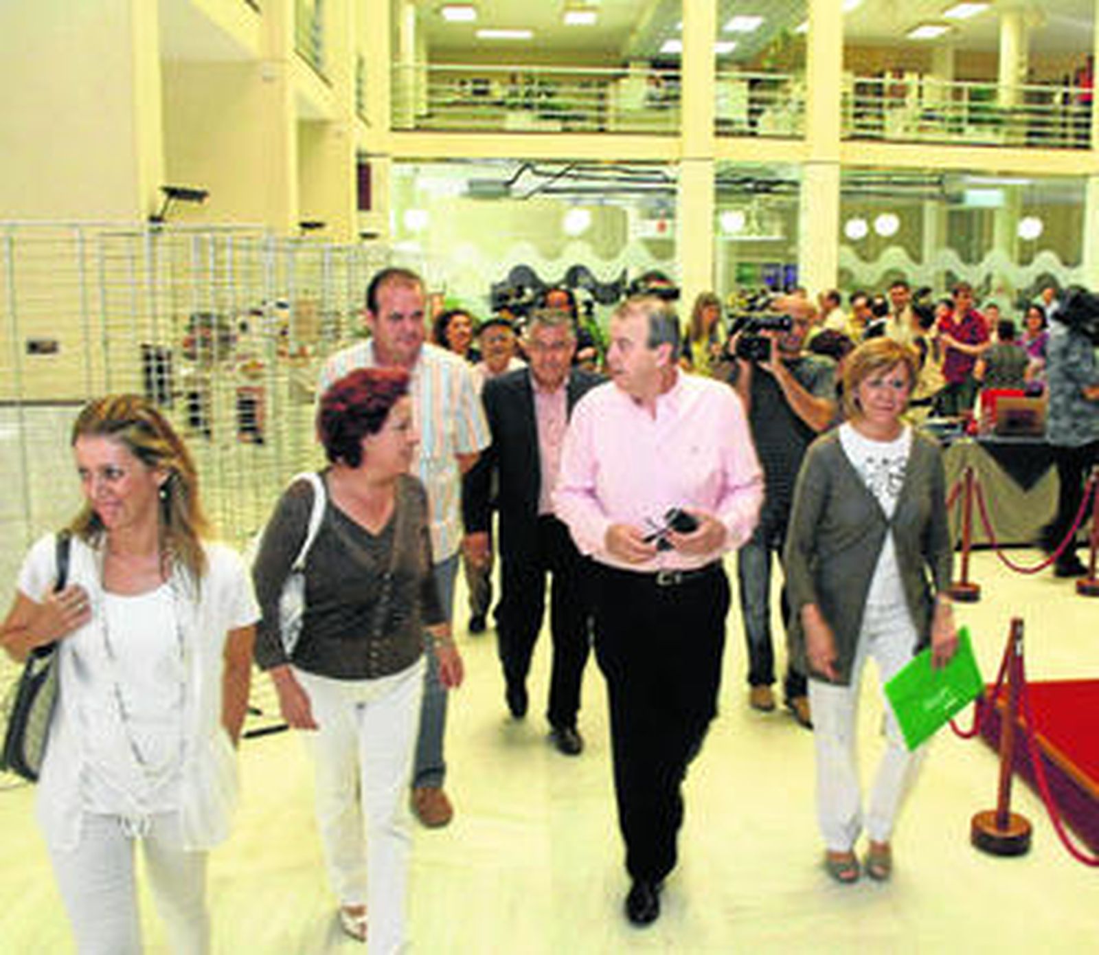 El alcalde de El Ejido, Juan Enciso, acompañado del equipo de gobierno del PAL.