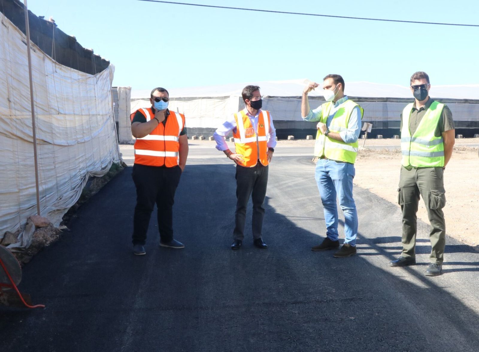 El alcalde de Ejido, Francisco Góngora (segundo por la izquierda) visitando una zona de invernaderos