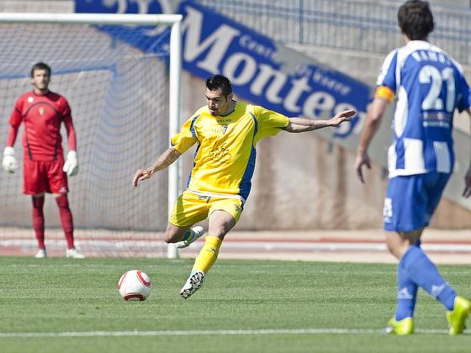 Serrano se lesionó y tuvo que abandonar el terreno de juego a los 8 minutos. 

Foto: LOF