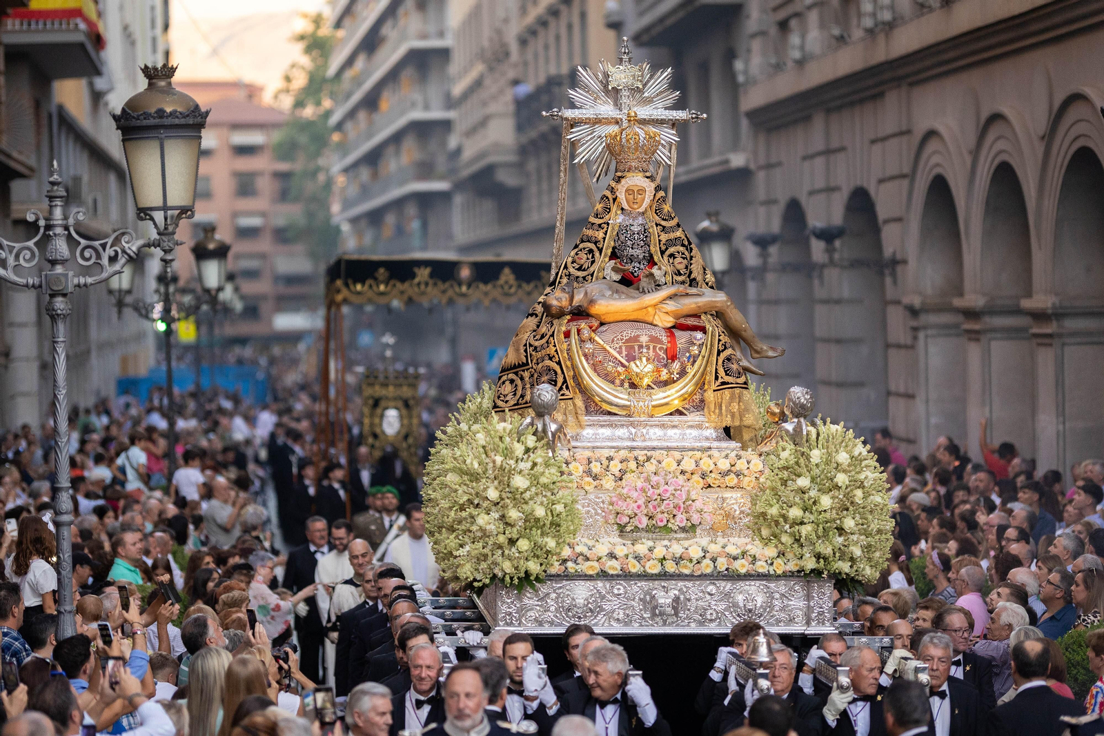 Fotos: así ha sido la procesión de la Virgen de las Angustias de Granada