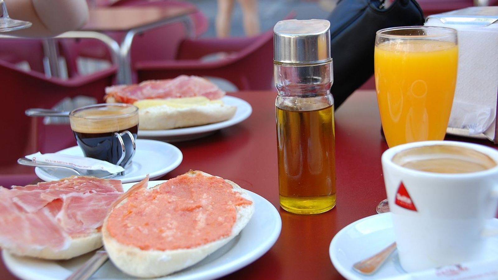 Imagen típica de un desayuno andaluz