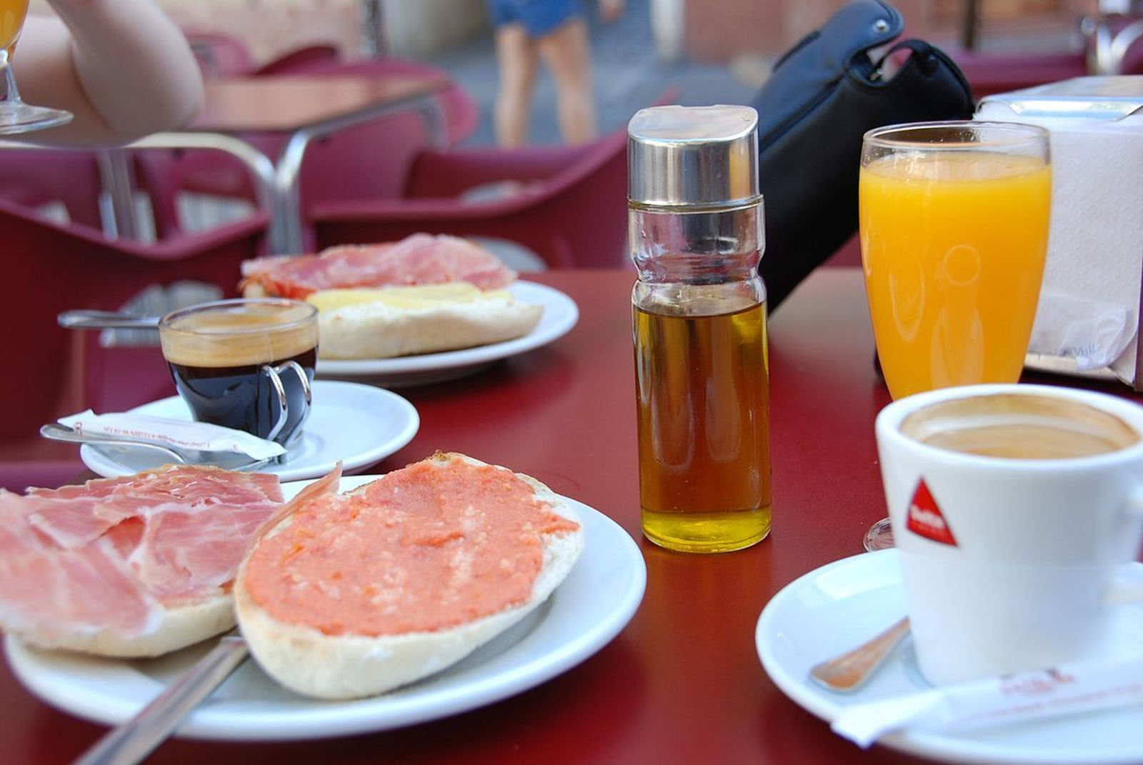 Imagen típica de un desayuno andaluz