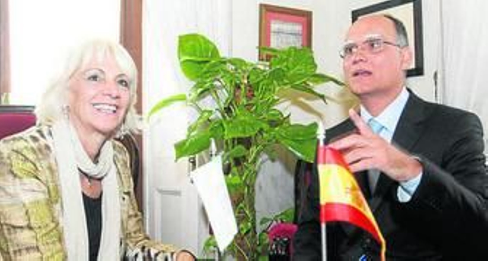 Martínez y Tavares, ayer en el Ayuntamiento de Cádiz. Martínez y Tavares, ayer en el Ayuntamiento de Cádiz.