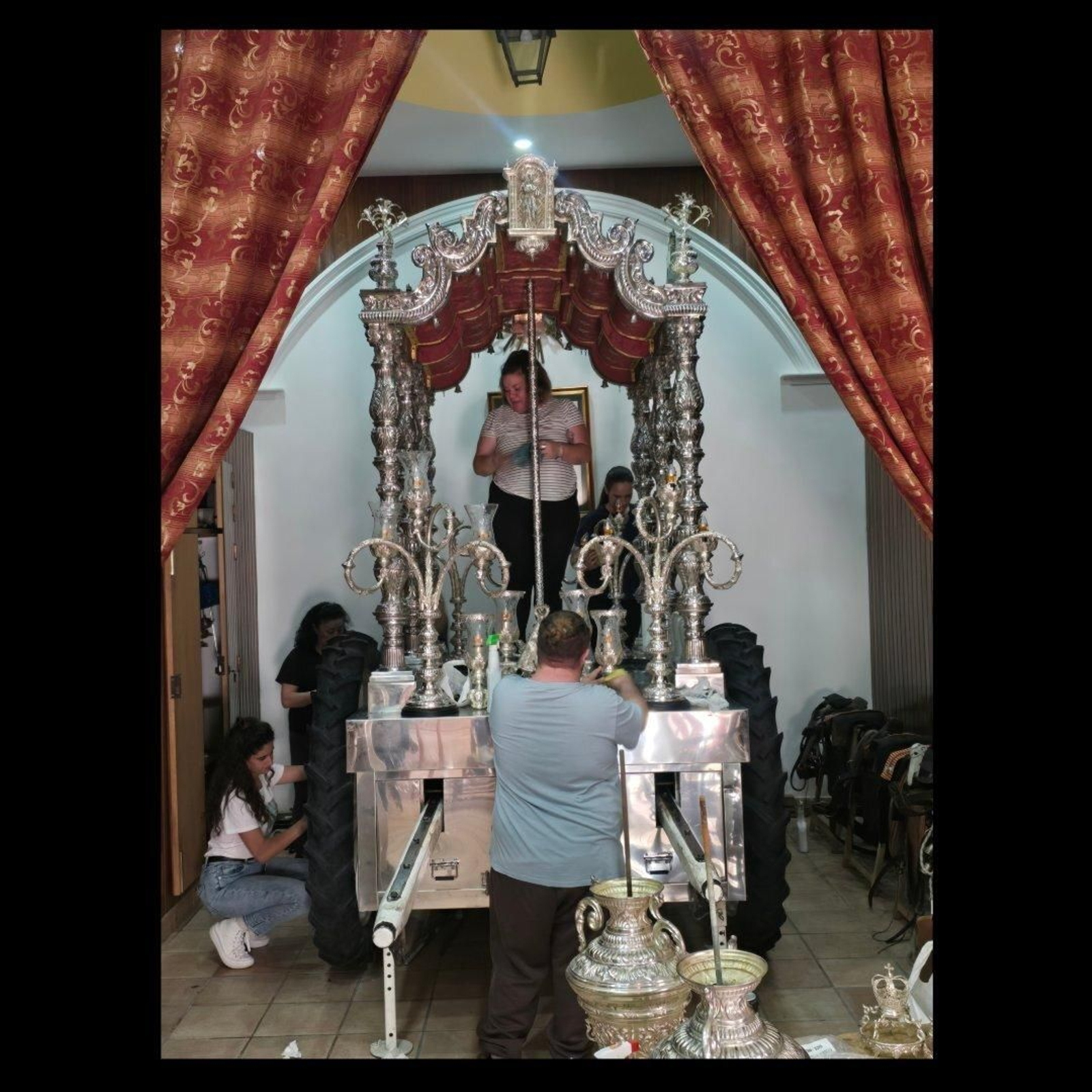 Rocieros de Cádiz limpian la carreta que este martes sale hacia Almonte.