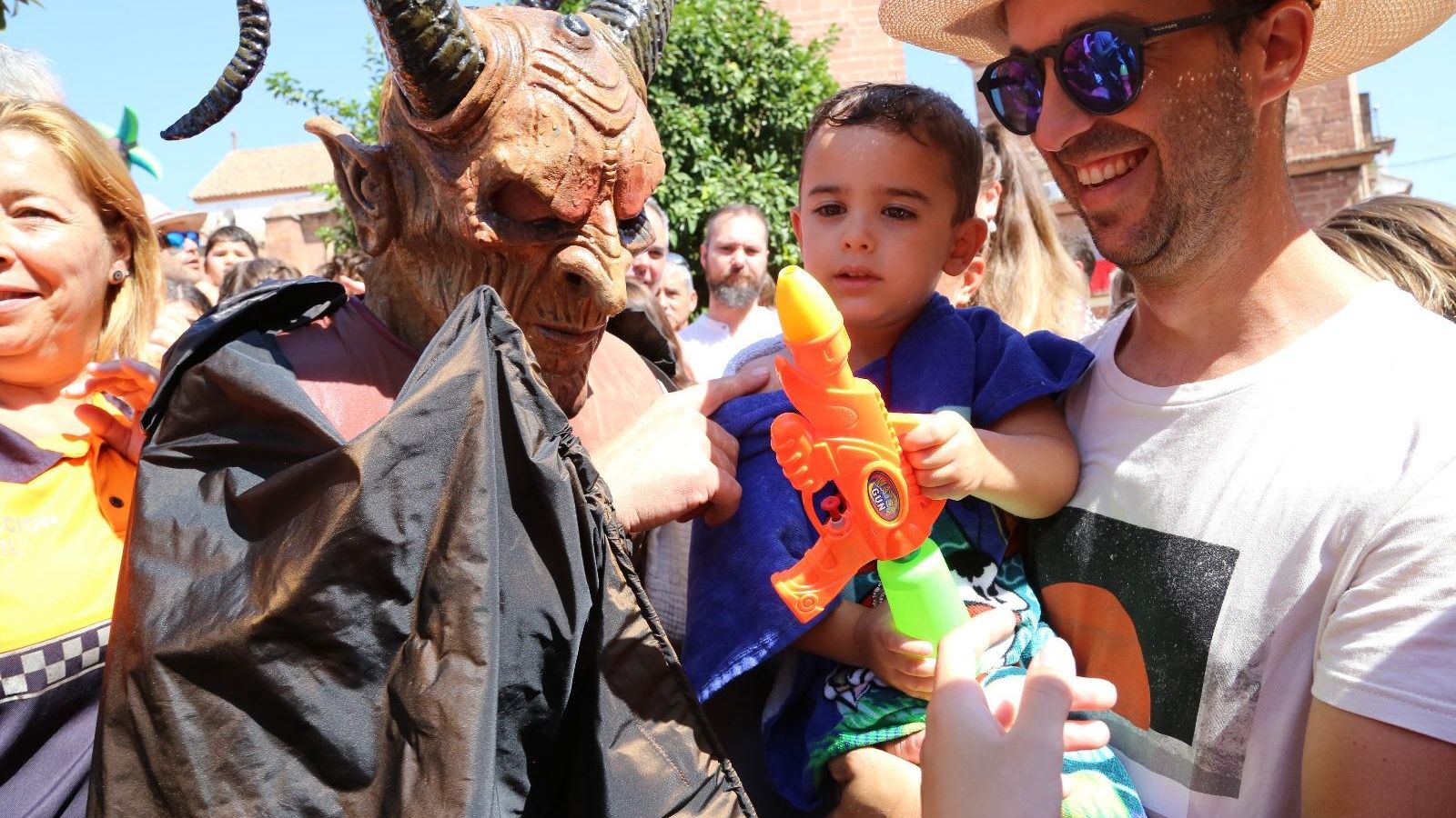 La Diablilla, junto a un niño.