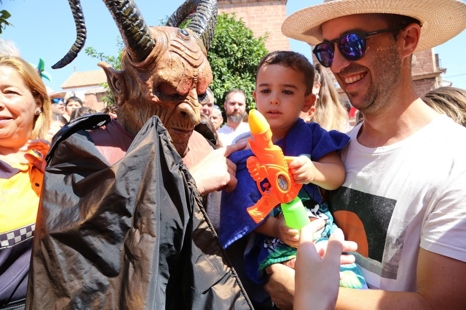 Las mejores imágenes de la fiesta de la Diablilla en Montoro: sustos, diversión y un espectacular tobogán gigante