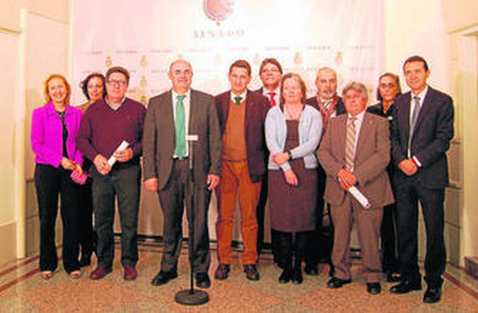 Sánchez Teruel y Fuensanta Coves junto a alcaldes del Almanzora y el Levante ayer en el Senado.