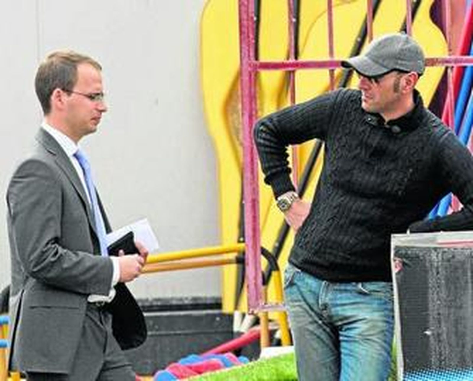 Monchi parece pedirle explicaciones al doctor Adolfo Muñoz.