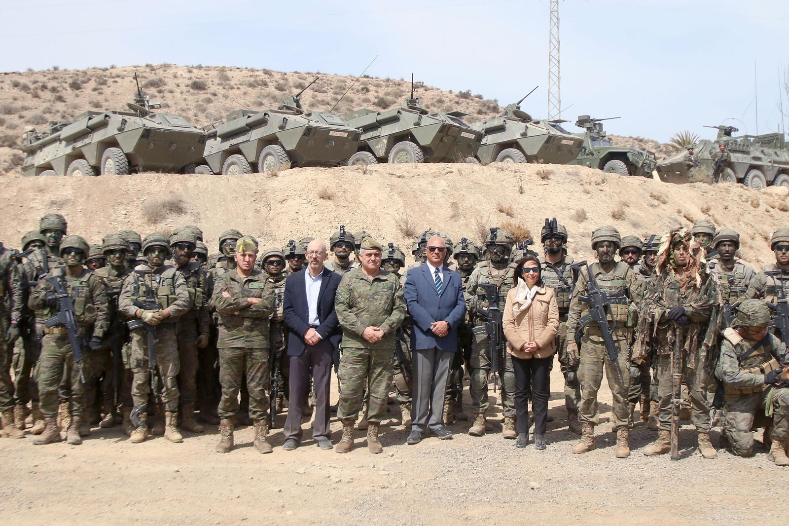 Imágenes de la visita de la ministra de Defensa a la base militar de Viator