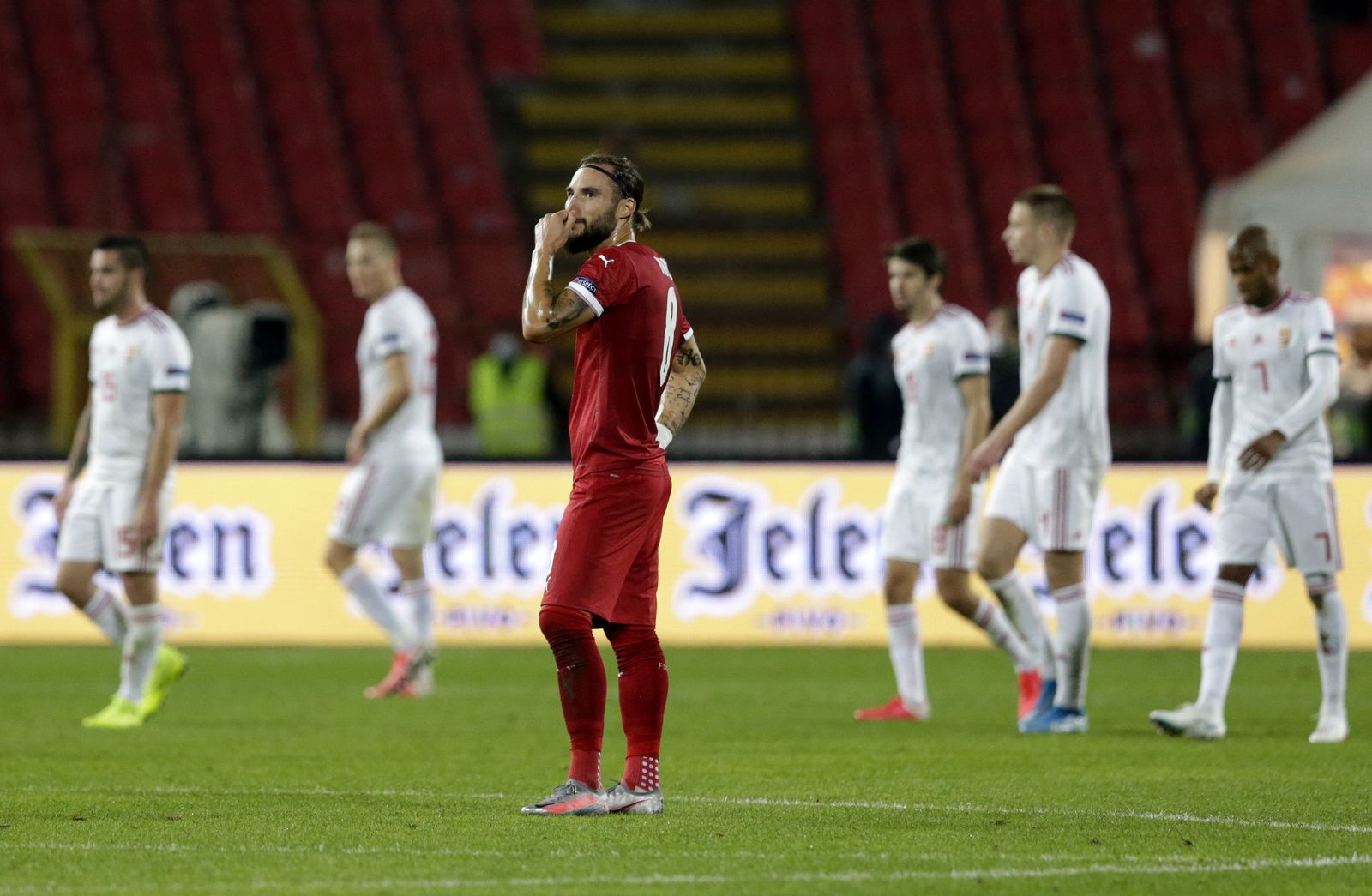 Gudelj, en un partido con Serbia ante Hungría.