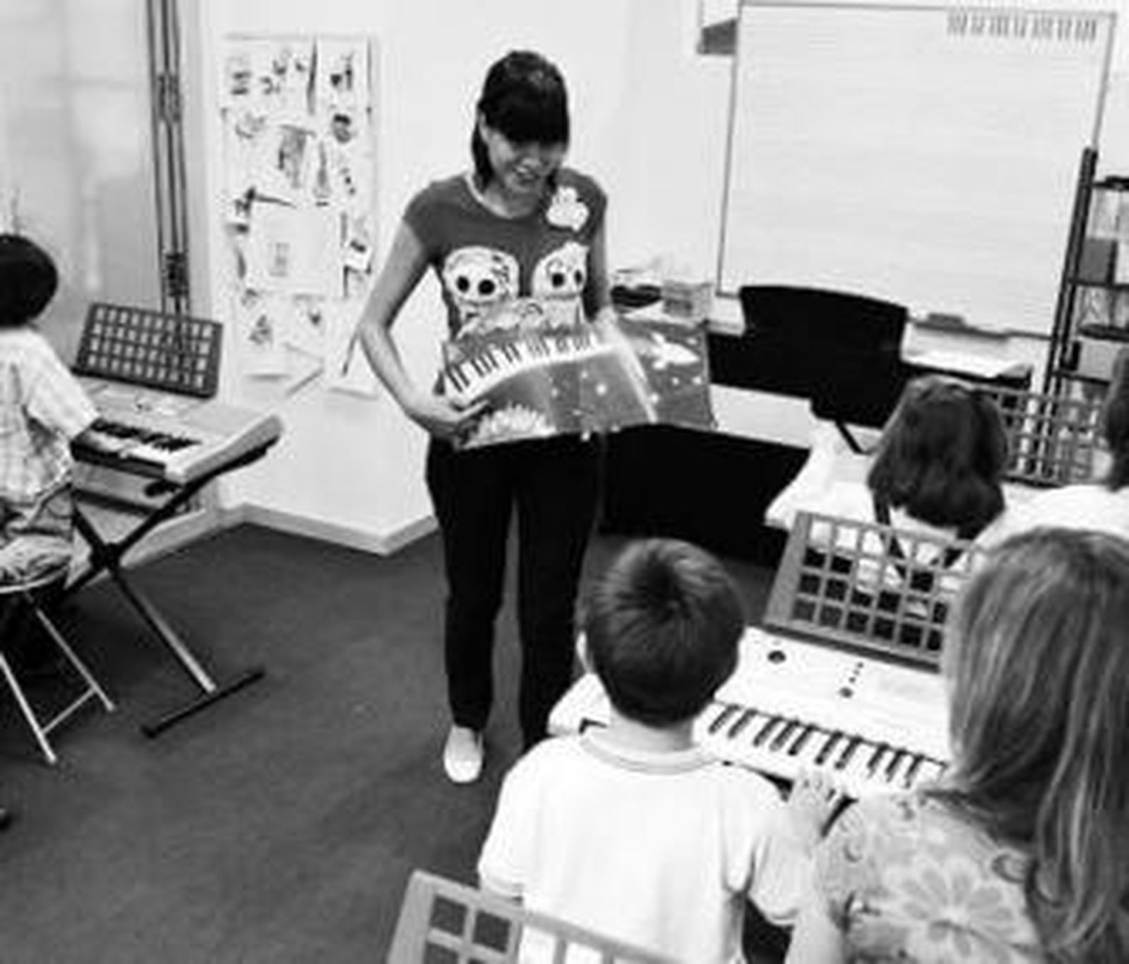 Alumnos de la Escuela de Música Joaquín Turina ensayan violín.
