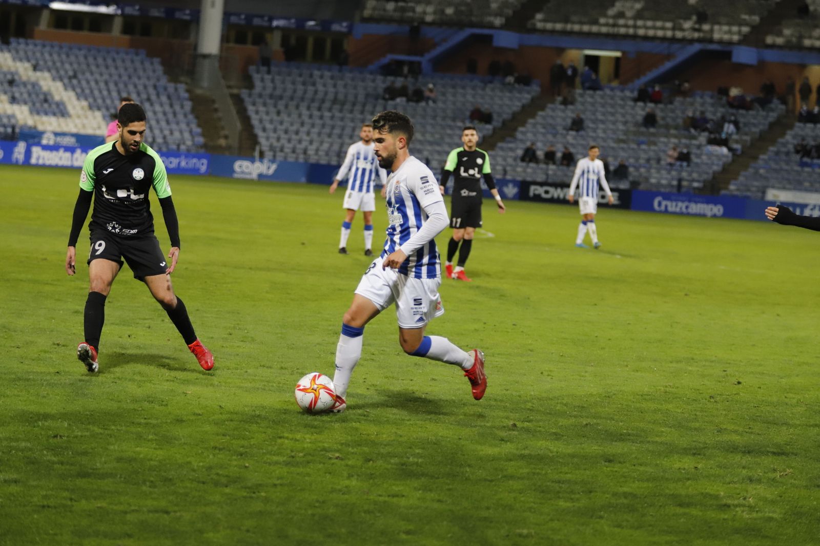 El futbolista albiazul Adri Arjona en el encuentro frente al Ciudad de Lucena.