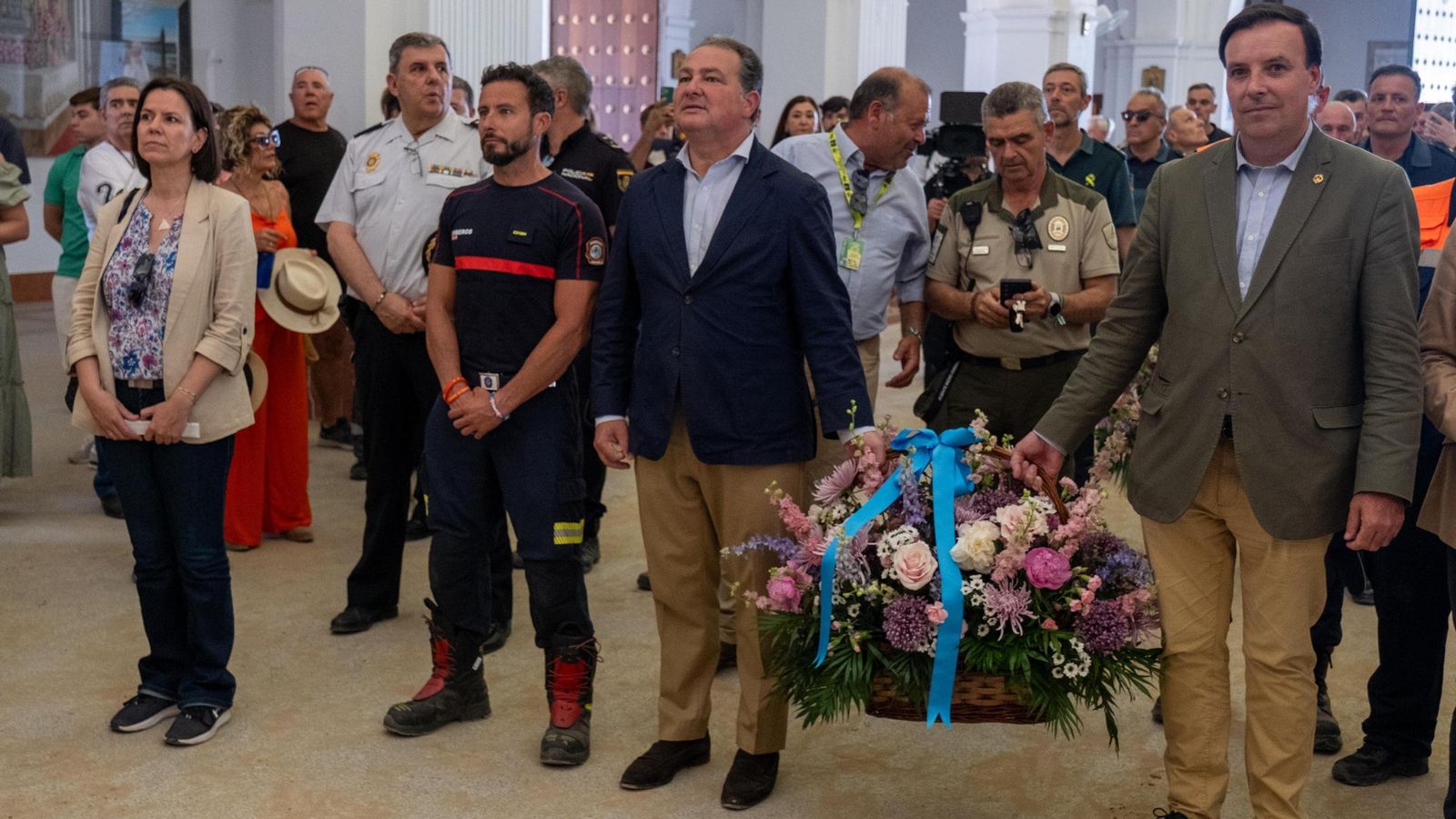 Entrega floral a la Virgen del Rocío en su santuario. Entrega floral a la Virgen del Rocío en su santuario.