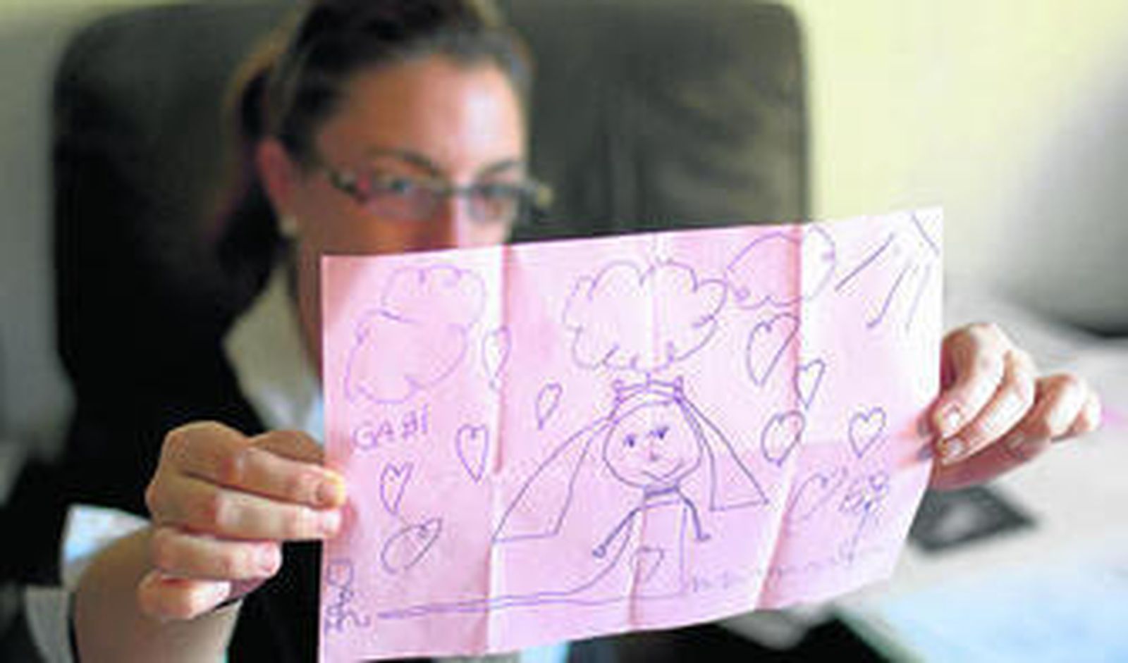 Pilar, la madre de la niña transexual, muestra uno de los dibujos realizado por Gabi.